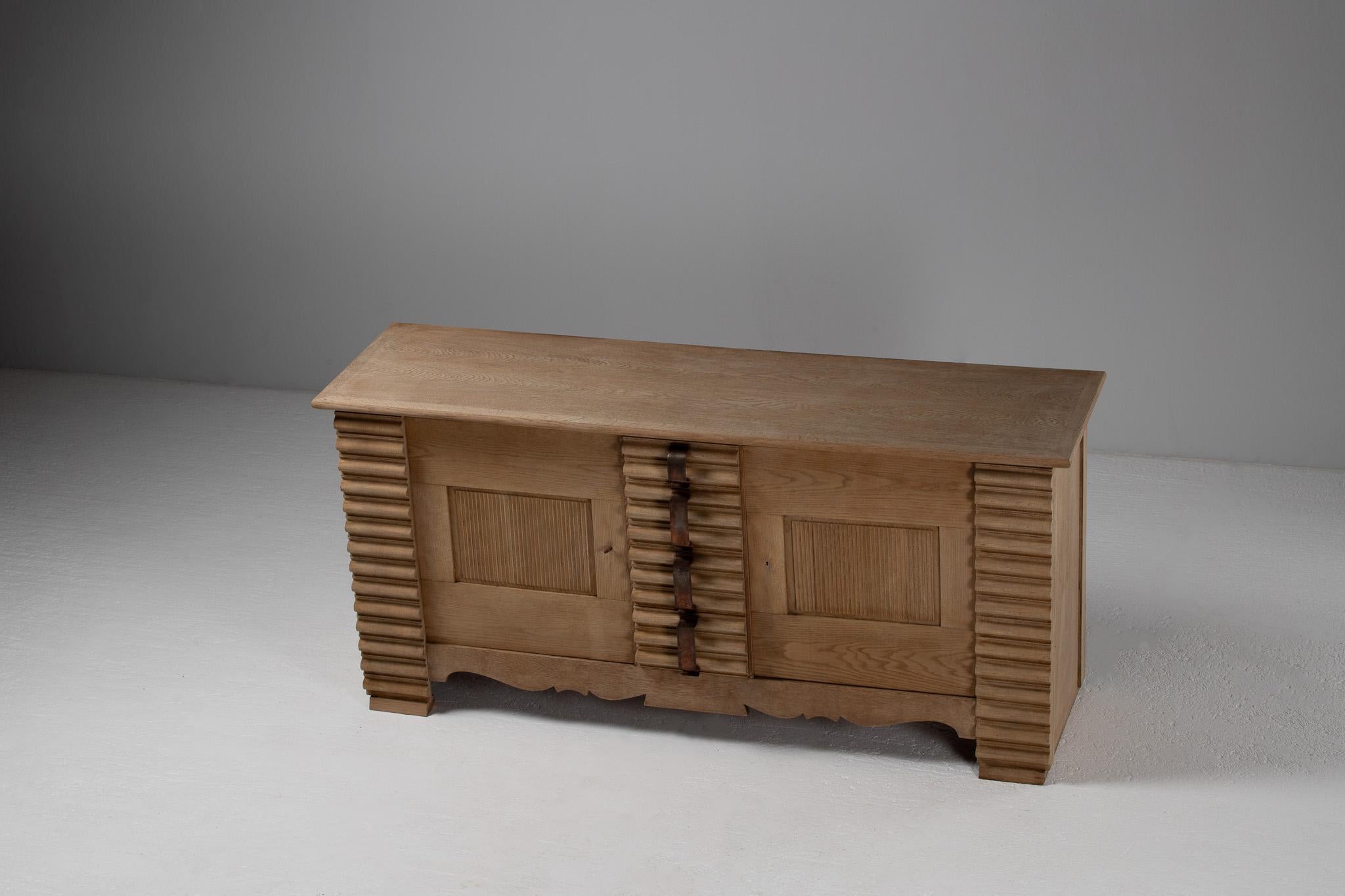 Buffet en chêne cannelé et fer, France, années 1950 en vente 9