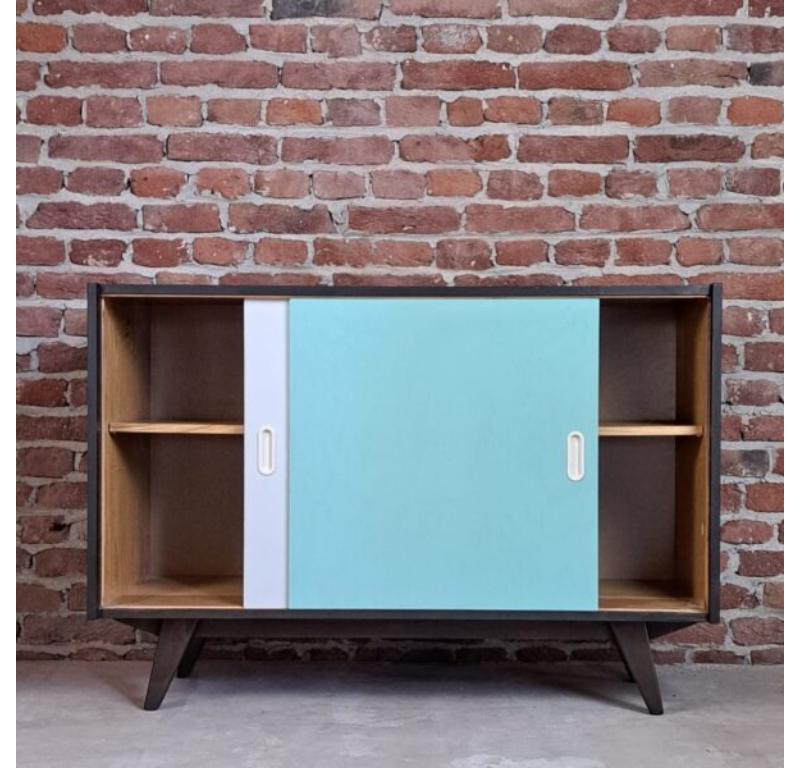 Buffet en vert, blanc et brun, Tchécoslovaquie, 1960

Informations complémentaires :
Pays de fabrication - Czeckoslovakia
Période de conception - 1960
Période de production - 1960
Style - Midcentury
Matériau - Bois
Couleur - Vert - blanc -