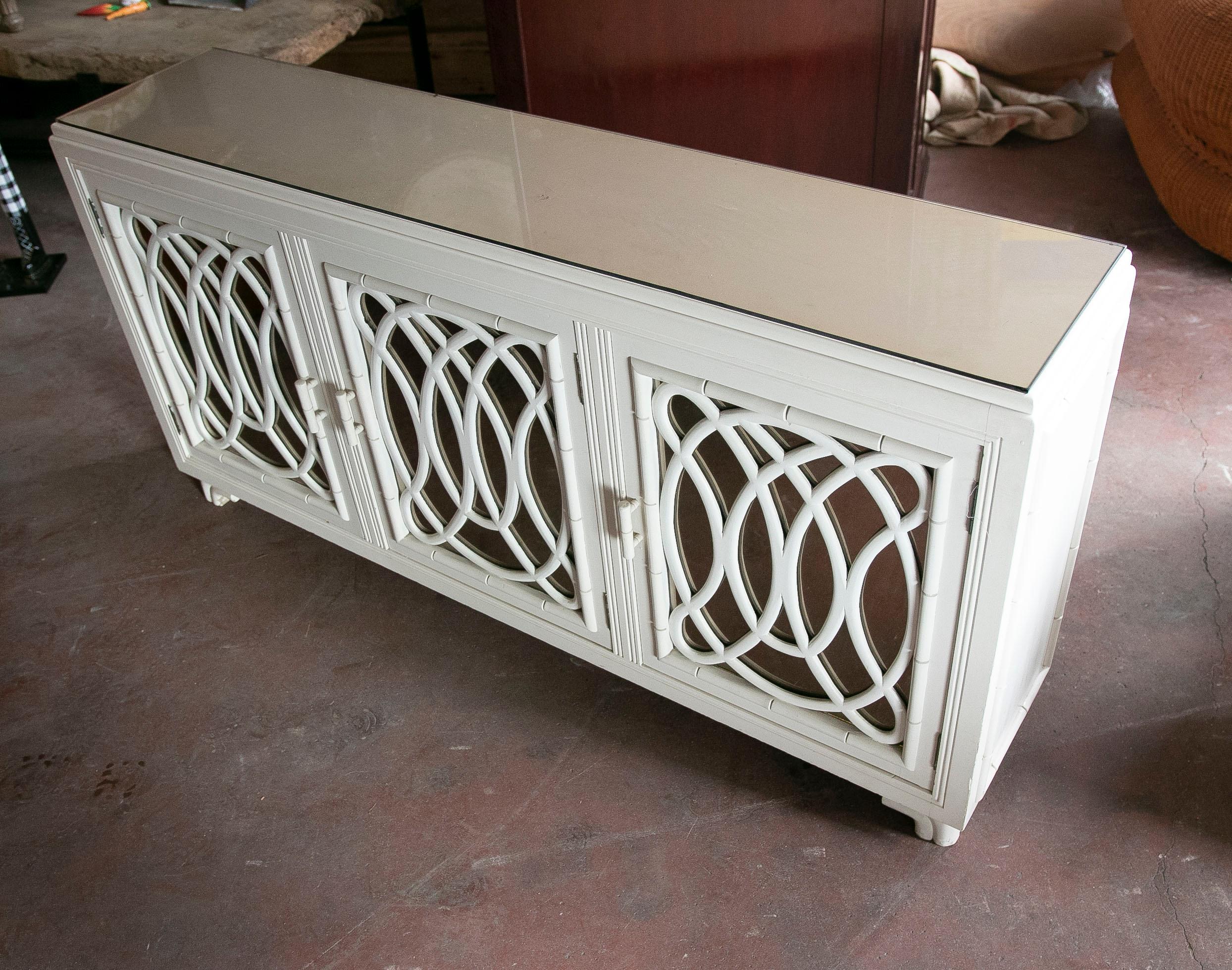Sideboard in Lacquered Wood with Three Doors, Mirrors and Glass Top  For Sale 11