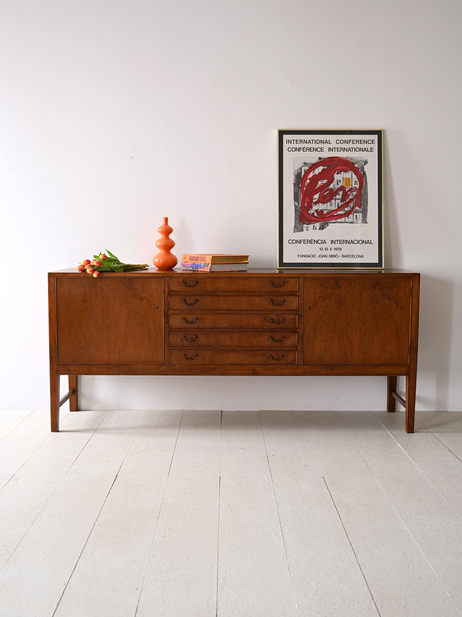 Scandinavian sideboard with metal handles. This elegant cabinet features a classic design with central drawers for optimal organization and a lockable hinged door on each side. Made from high-quality materials and finished with careful