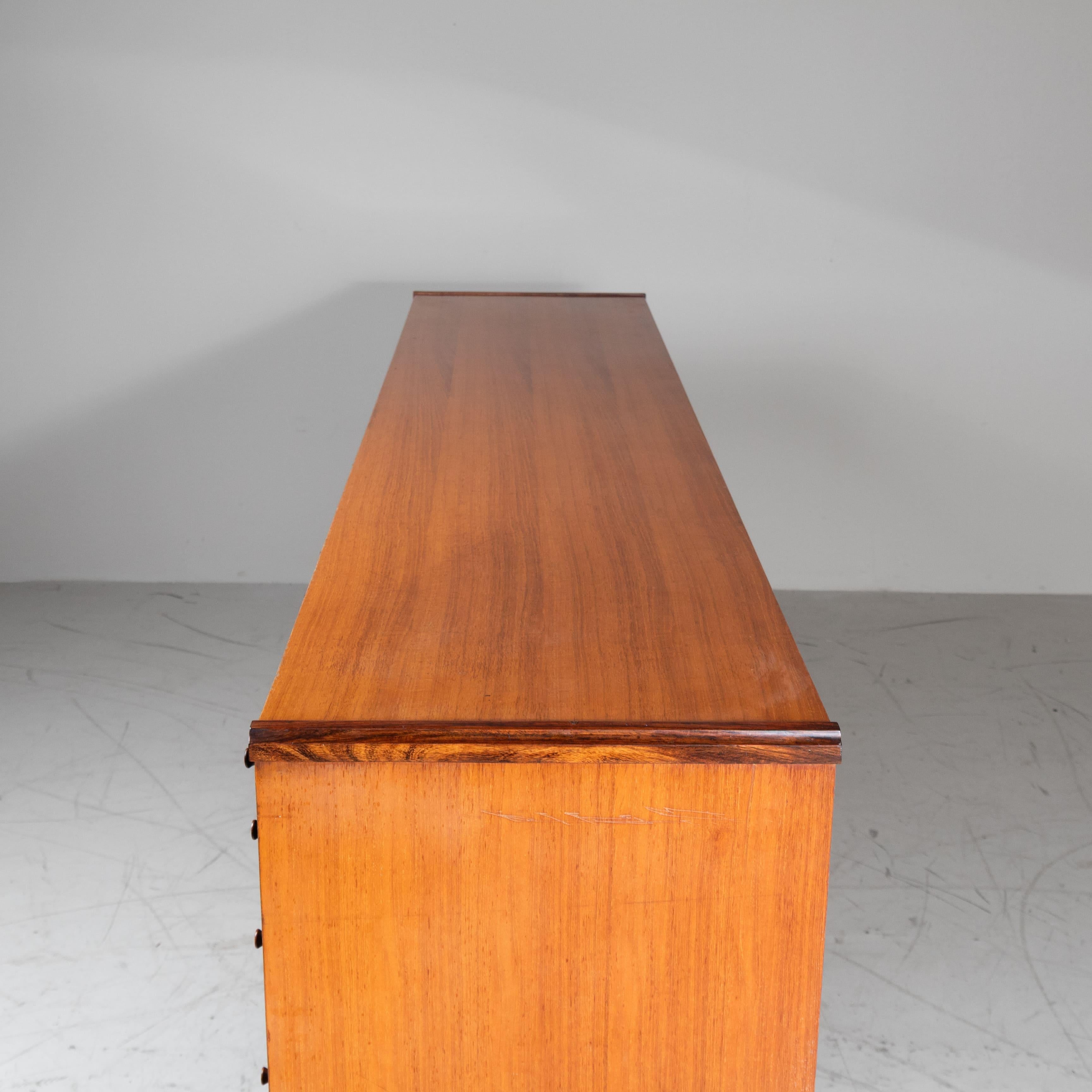 Sideboard disegnato da George Coslin e prodotto da 3V Arredamenti nei primi anni ’60. Struttura in legno di teak con ante e cassetti in legno verniciato nero. 

Condizioni generali buone. Segni compatibili con età e utilizzo. Provenienza: collezione