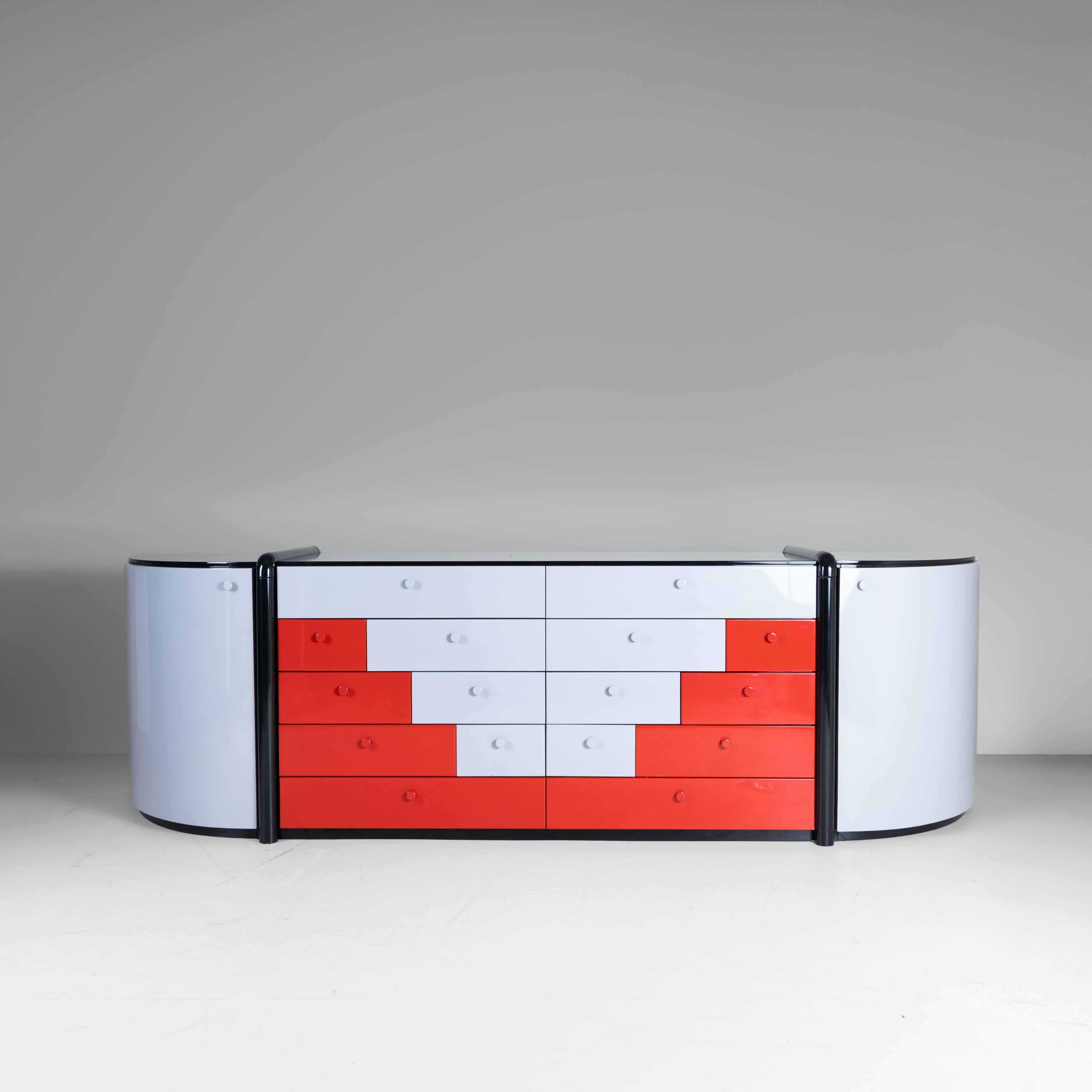 Sideboard in legno laccato, stile postmoderno, 1980, colore dei cassrtti rosso e grigio, piano nero, buone condizioni generalali se non piccoli segni generali non troppo evidenti. Provenienza: casa privata. 