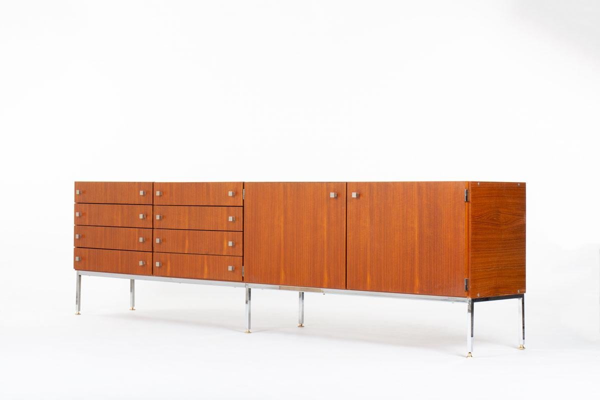 Conçu dans les années 1960 par Luigi Bartolini, cet impressionnant buffet italien illustre l'esthétique moderne et épurée du milieu du siècle. La structure est réalisée en riche placage d'acajou et élevée sur une base en métal chromé poli, avec des