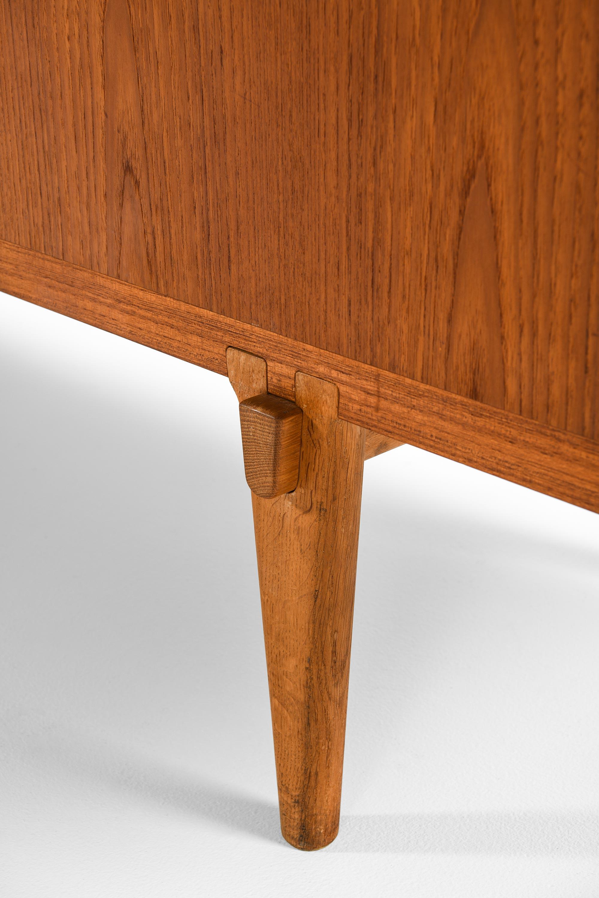 Metà XX secolo Credenza in Oak e Teak di Hans J. Wegner, 1959 in vendita