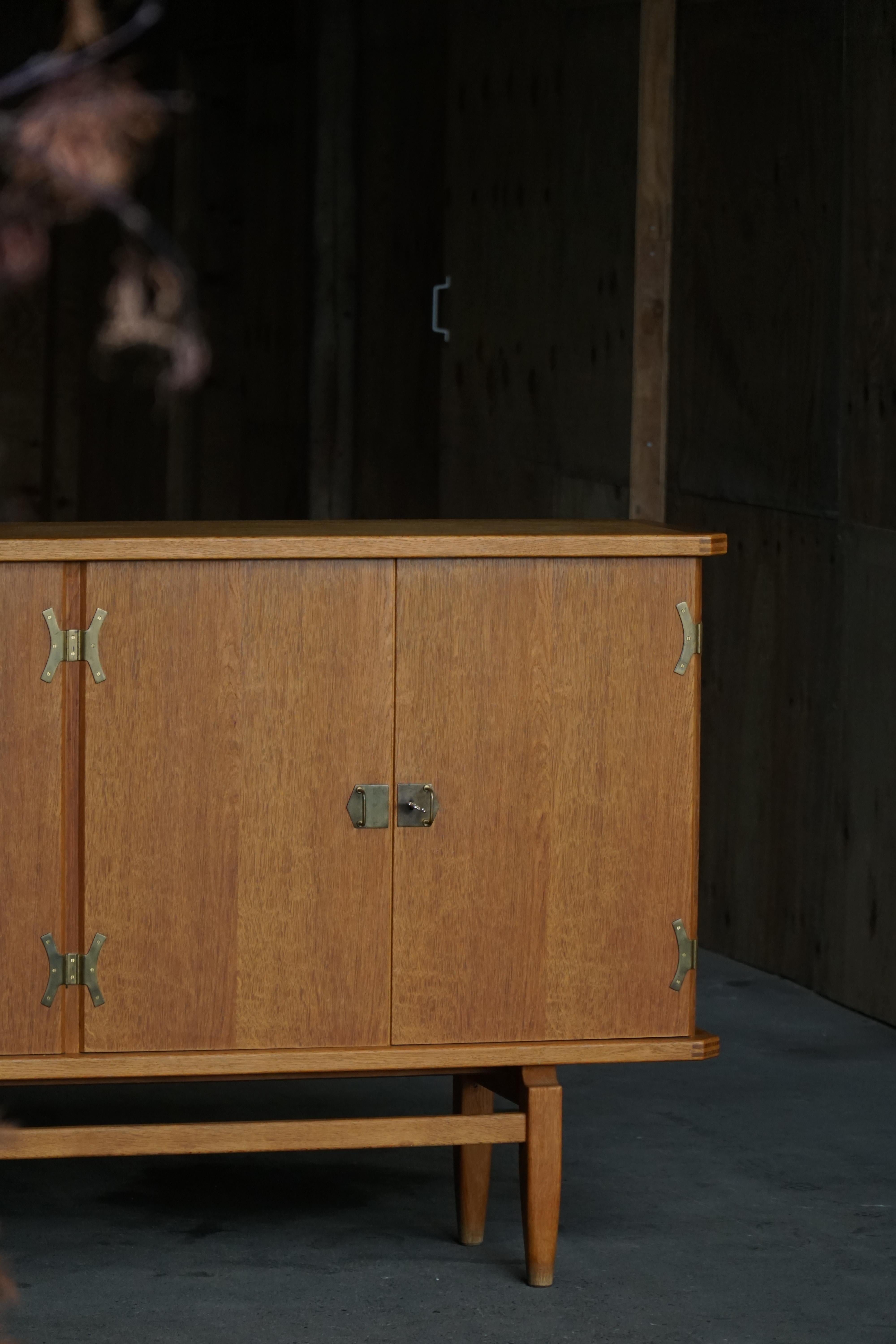 Sideboard in Oak & Brass by Henning Kjærnulf, Danish Mid Century Modern, 1960s en vente 4