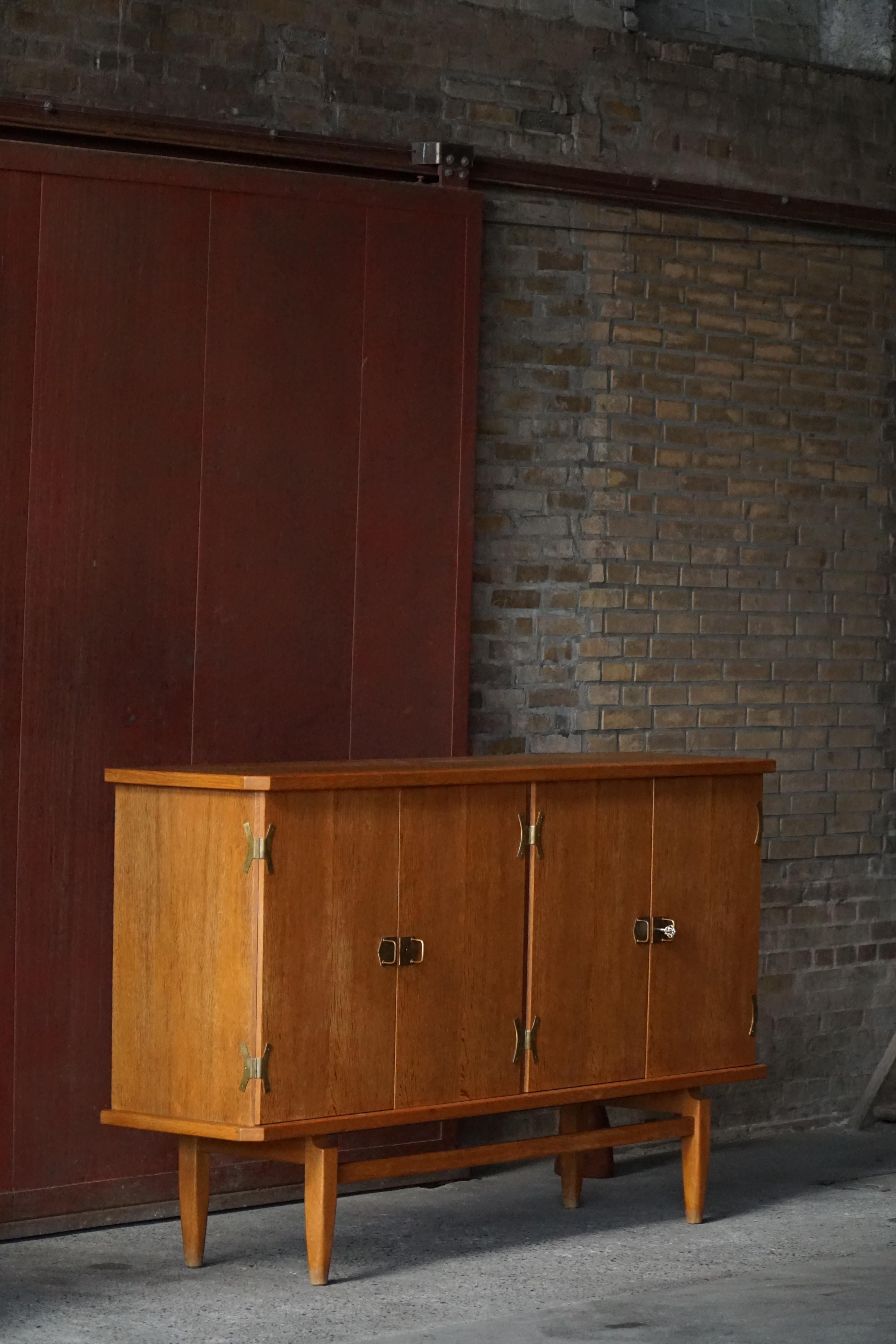 Mid-Century Modern Sideboard in Oak & Brass by Henning Kjærnulf, Danish Mid Century Modern, 1960s en vente