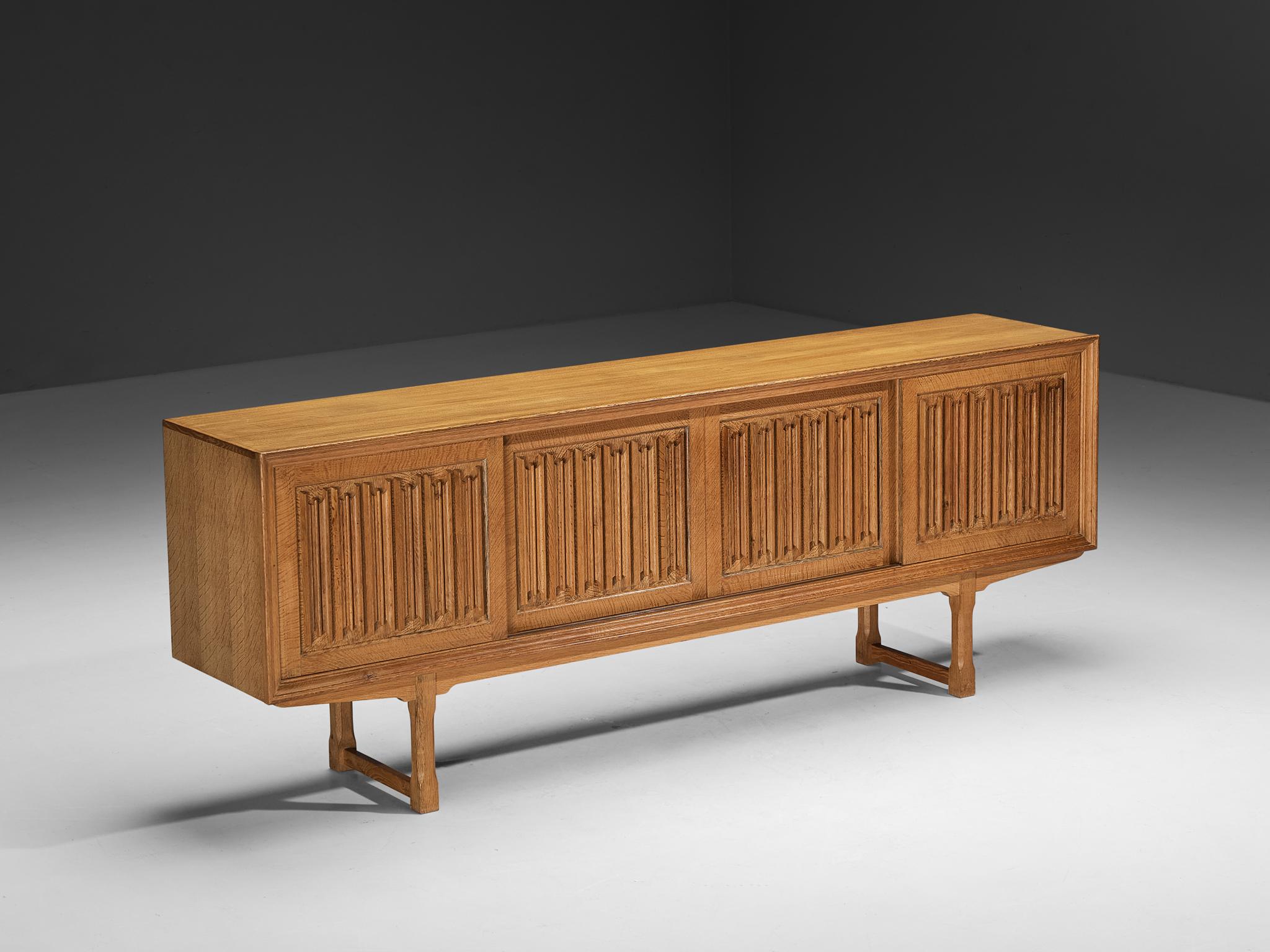 Sideboard, Eiche, Dänemark, 1950er Jahre

Dieser große Schrank stammt aus Dänemark und wurde in den 1950er Jahren von einem erfahrenen Tischler entworfen, dessen Identität unbekannt bleibt. Der Designer hat es eindeutig verstanden, ein hochwertiges