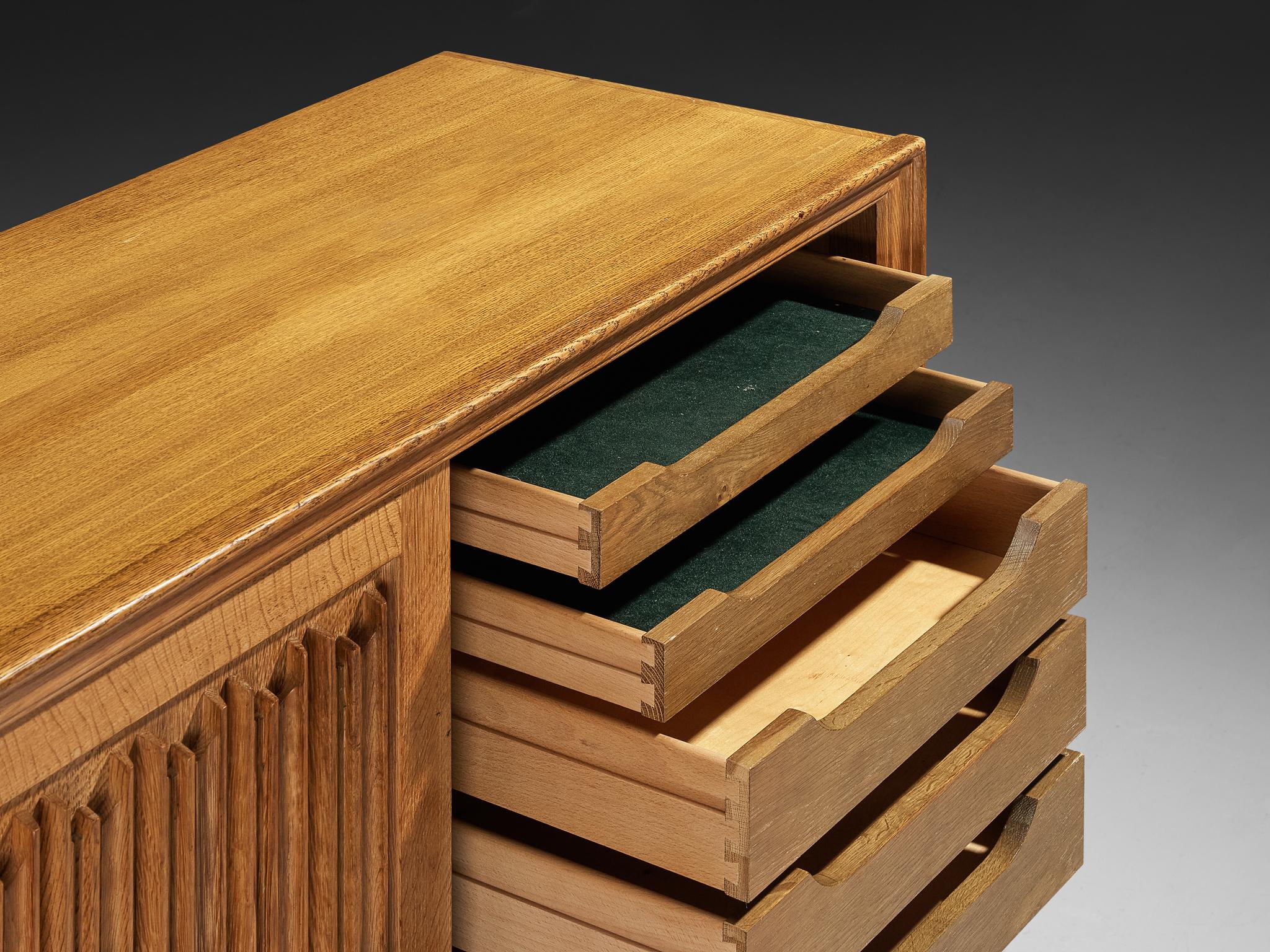 Sideboard aus Eiche von dänischem Schreiner (Mitte des 20. Jahrhunderts)