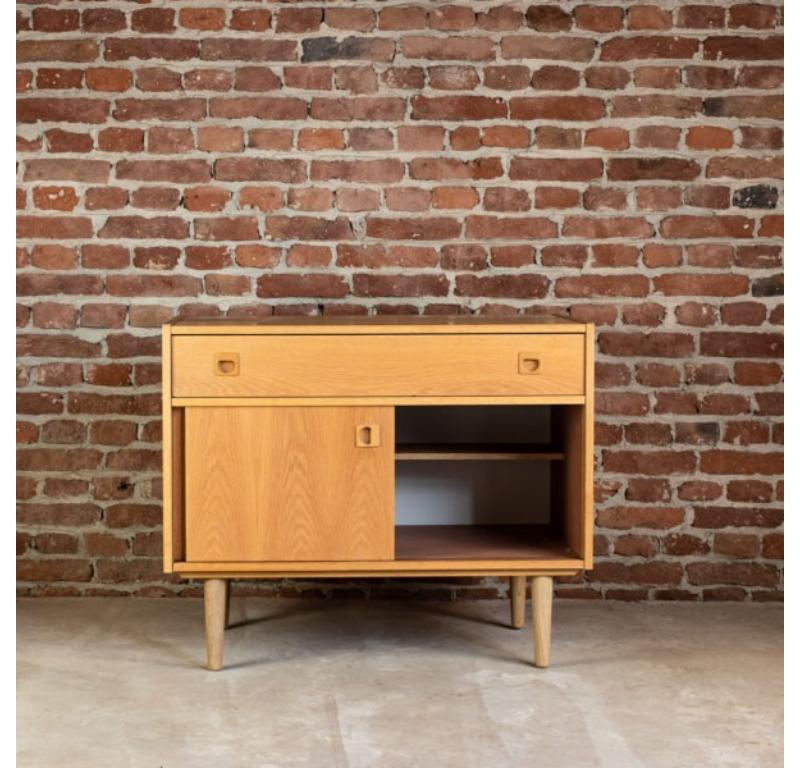 Credenza in Oak, Danimarca, 1960

Informazioni aggiuntive:
Paese di produzione - Danimarca
Periodo di progettazione - 1960
Periodo di produzione - 1960
Stile - Midcentury / design danese
Materiale - Wood Wood
Colore - Marrone chiaro
Dimensioni: 73 x