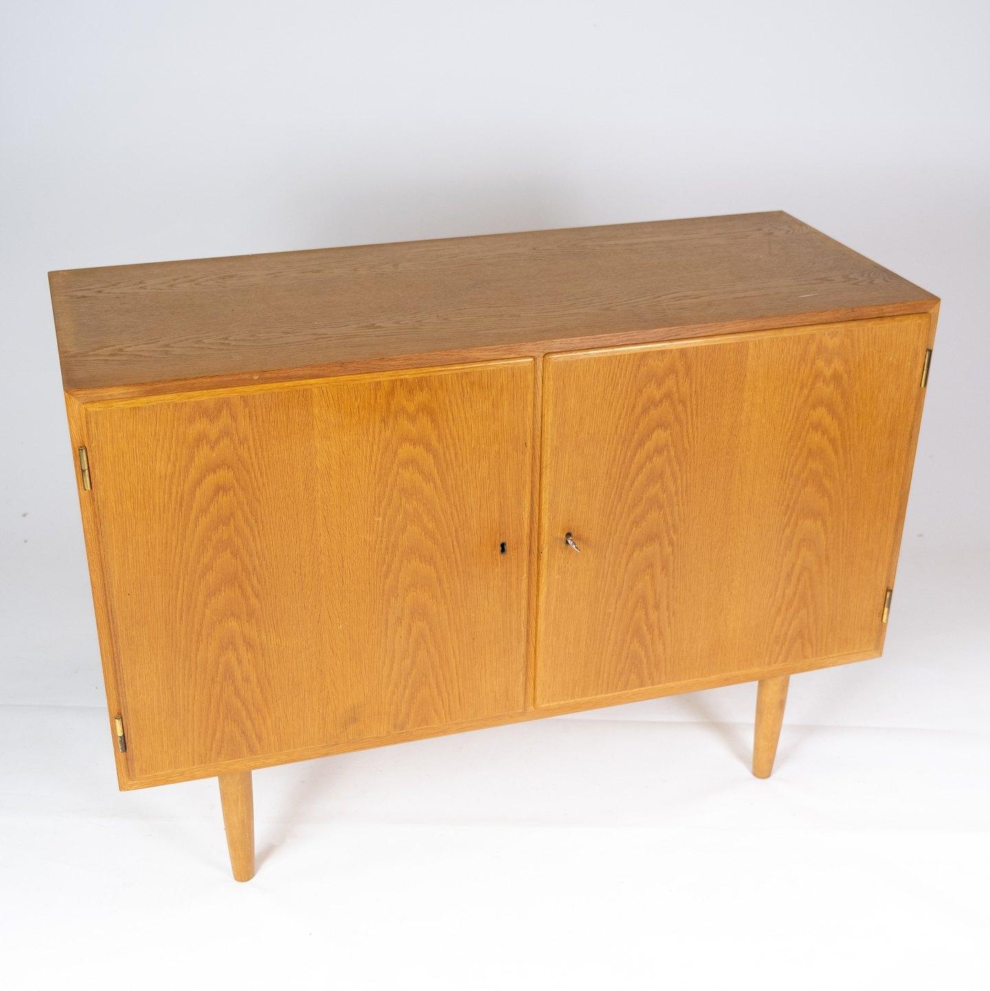 Sideboard in oak designed by Poul Hundevad from the 1960s. The item is in great vintage condition and we have two in stock.
Measures: H 75 cm, W 108 cm and D 43 cm.