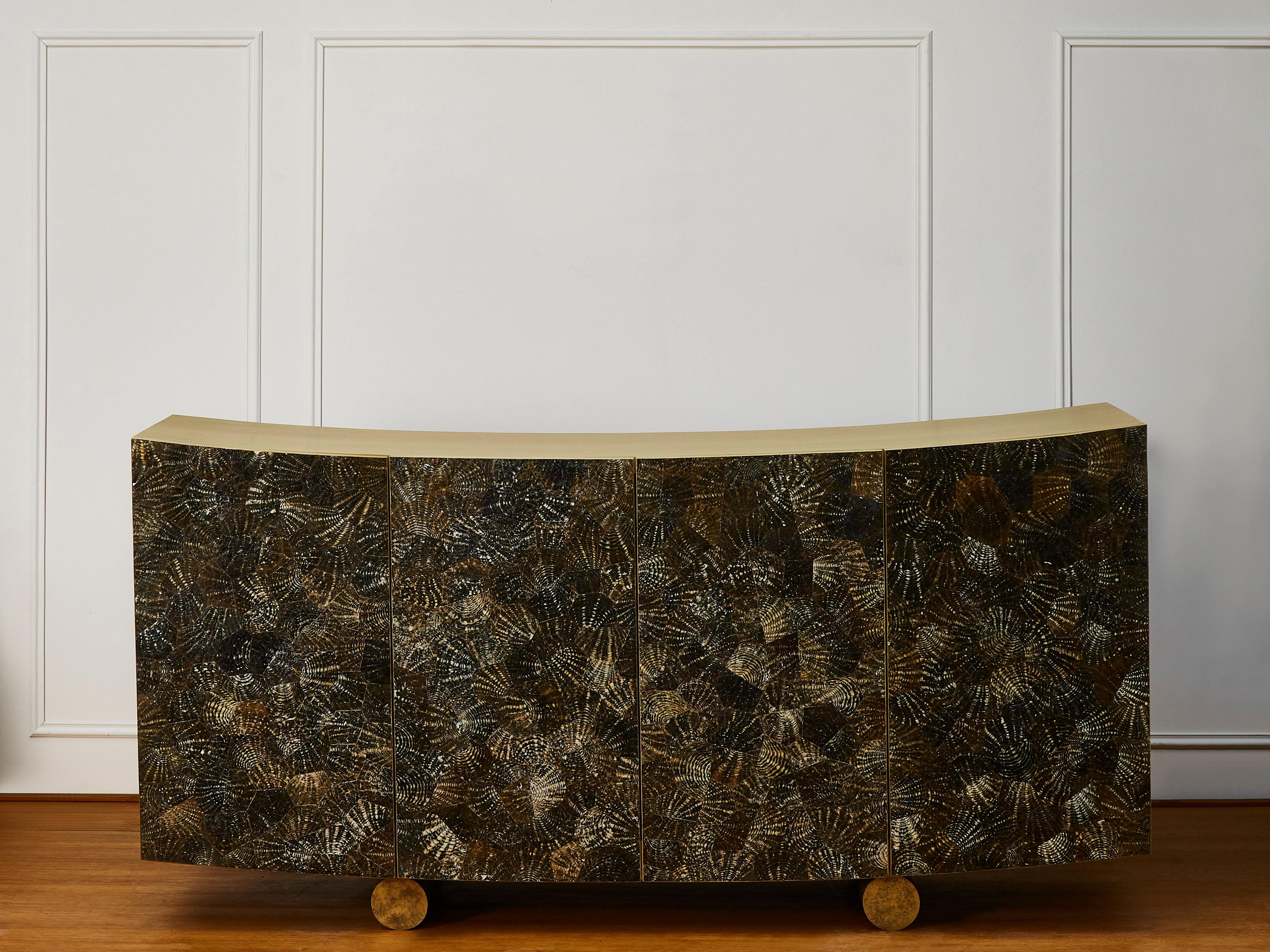 Sideboard in patinated brass and doors in marquetry of sea shells.
4 doors.
Creation by Studio Glustin. France, 2020.
   