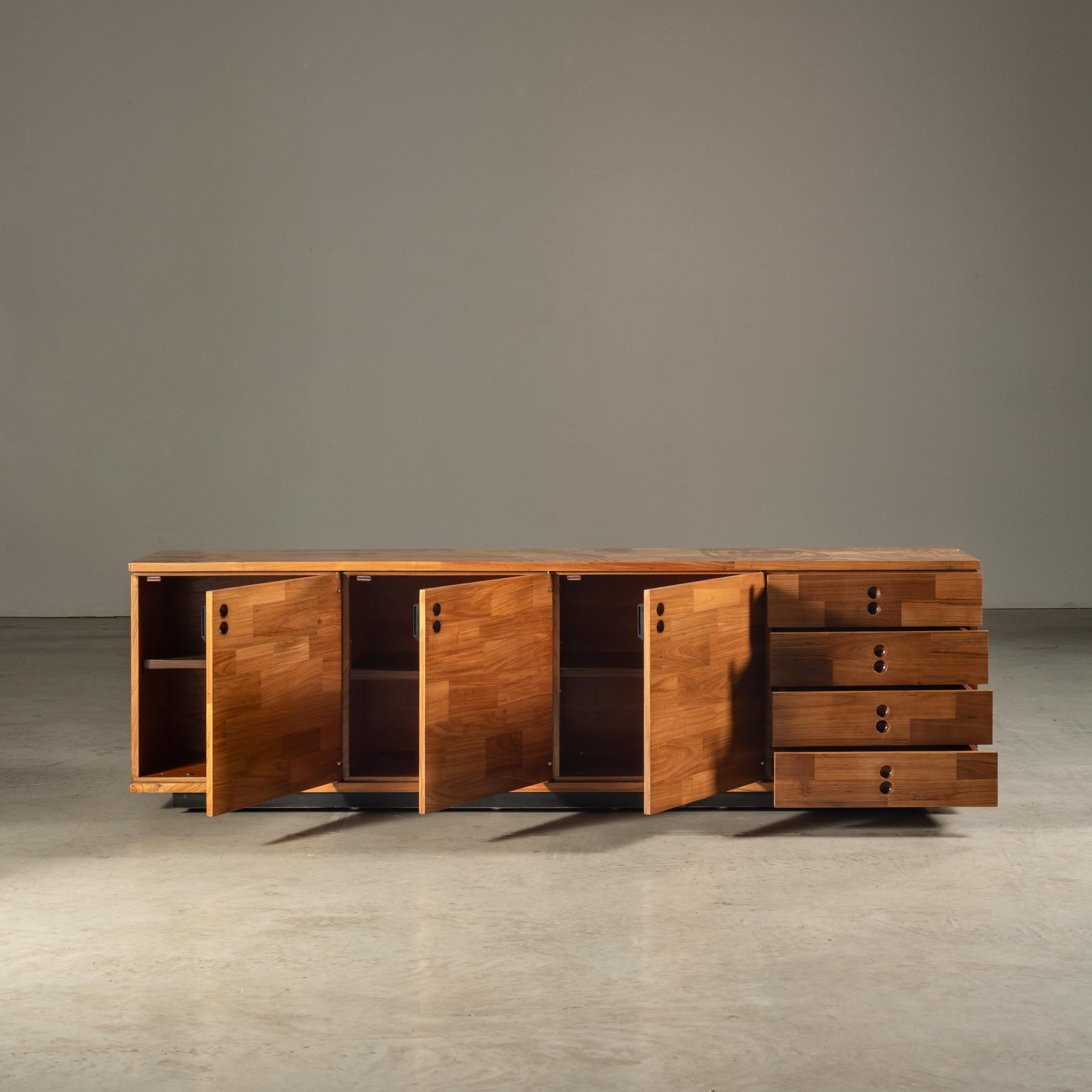 Sideboard in Patchwork Venneer, by Jorge Zalszupin, Brazilian Mid-Century Modern In Good Condition For Sale In Sao Paulo, SP