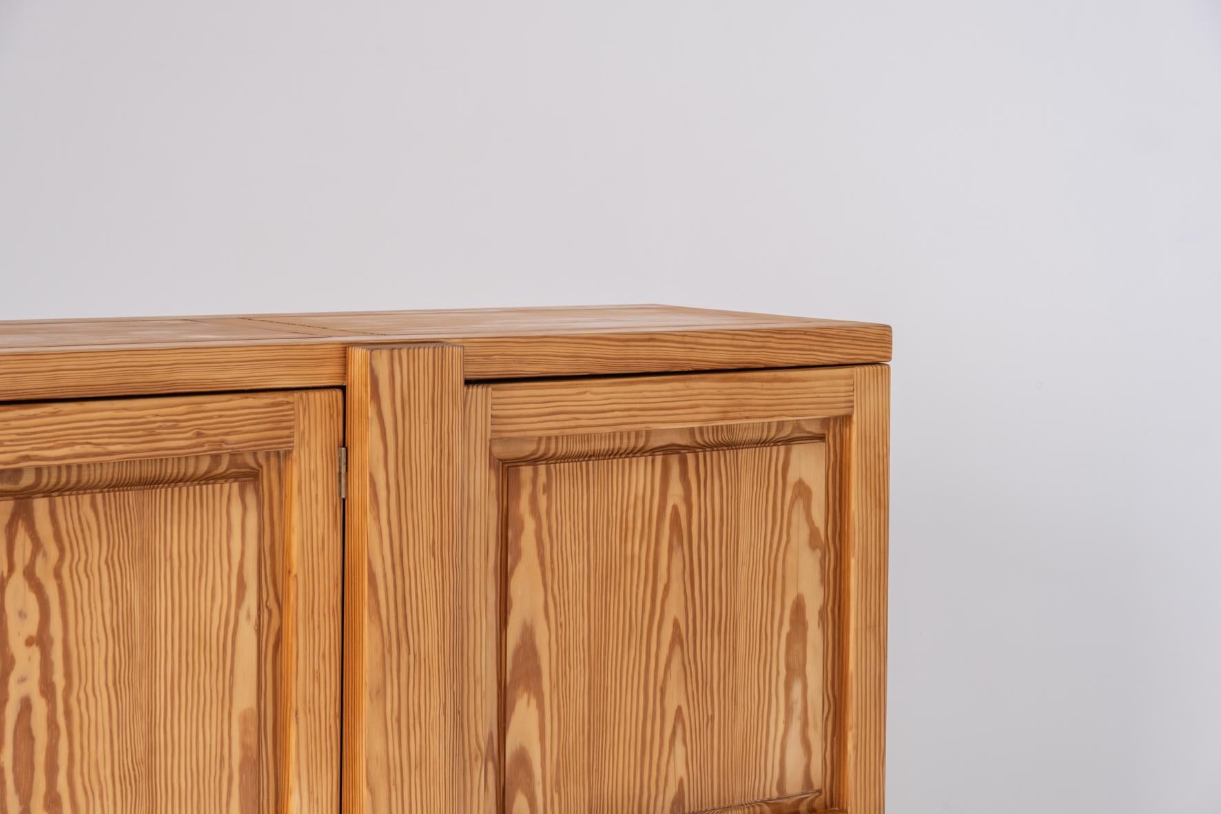 Sideboard in pine in the manner of the R16 by Pierre Chapo, France 1960s For Sale 3