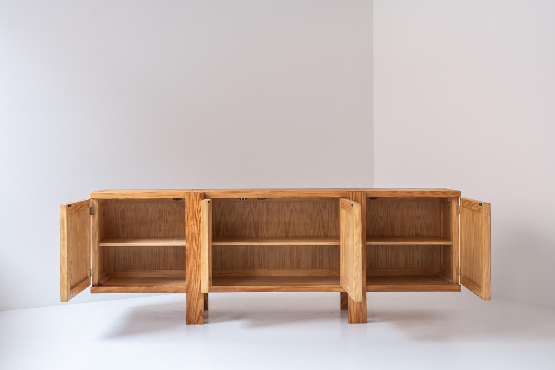 Sideboard in pine in the manner of the R16 by Pierre Chapo, France 1960s In Good Condition For Sale In Antwerp, BE