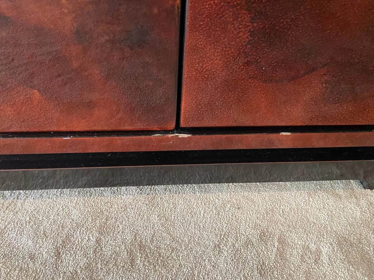 Sideboard aus rot lackiertem Holz (Messing) im Angebot