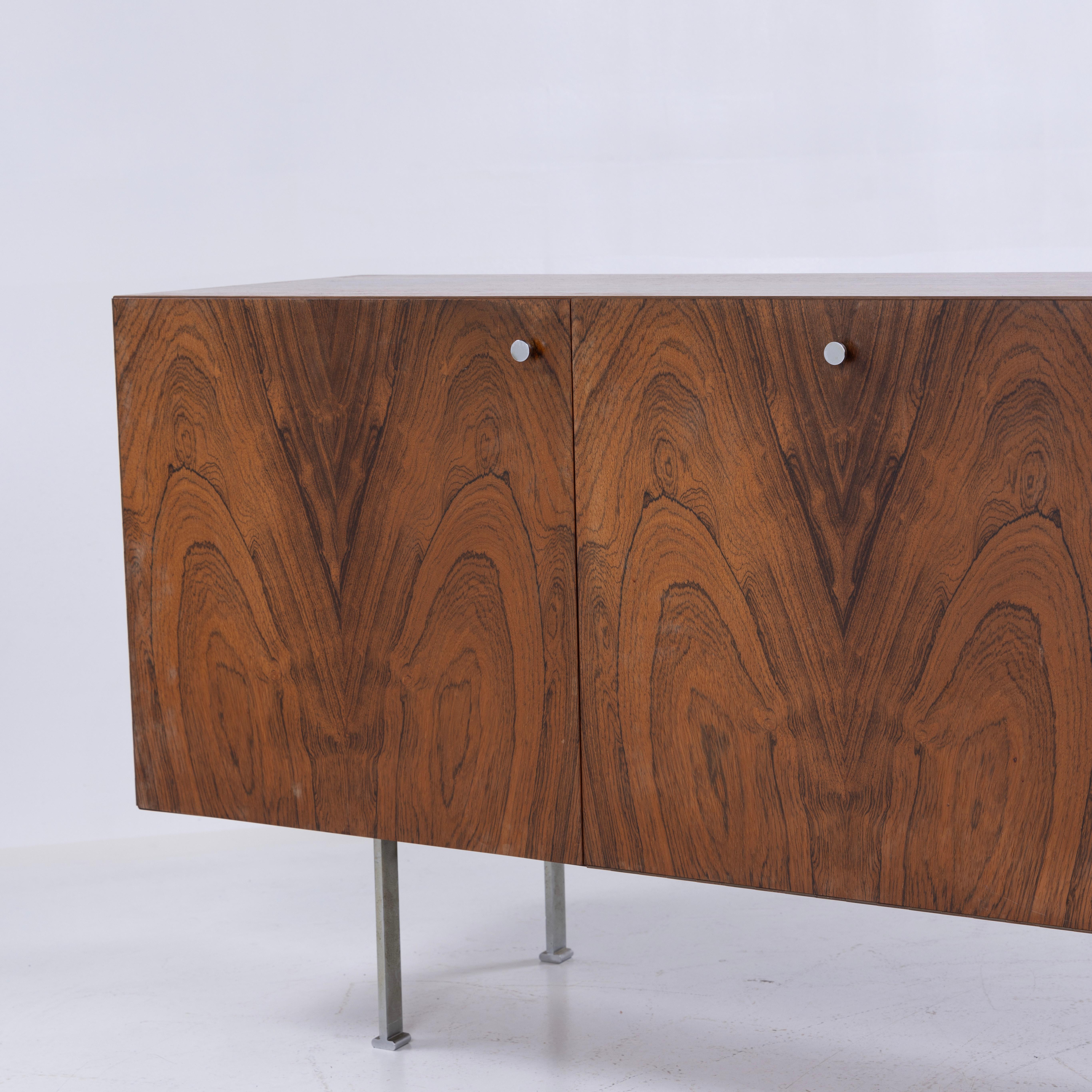 Mid-Century Modern Rare buffet en bois de rose brésilien