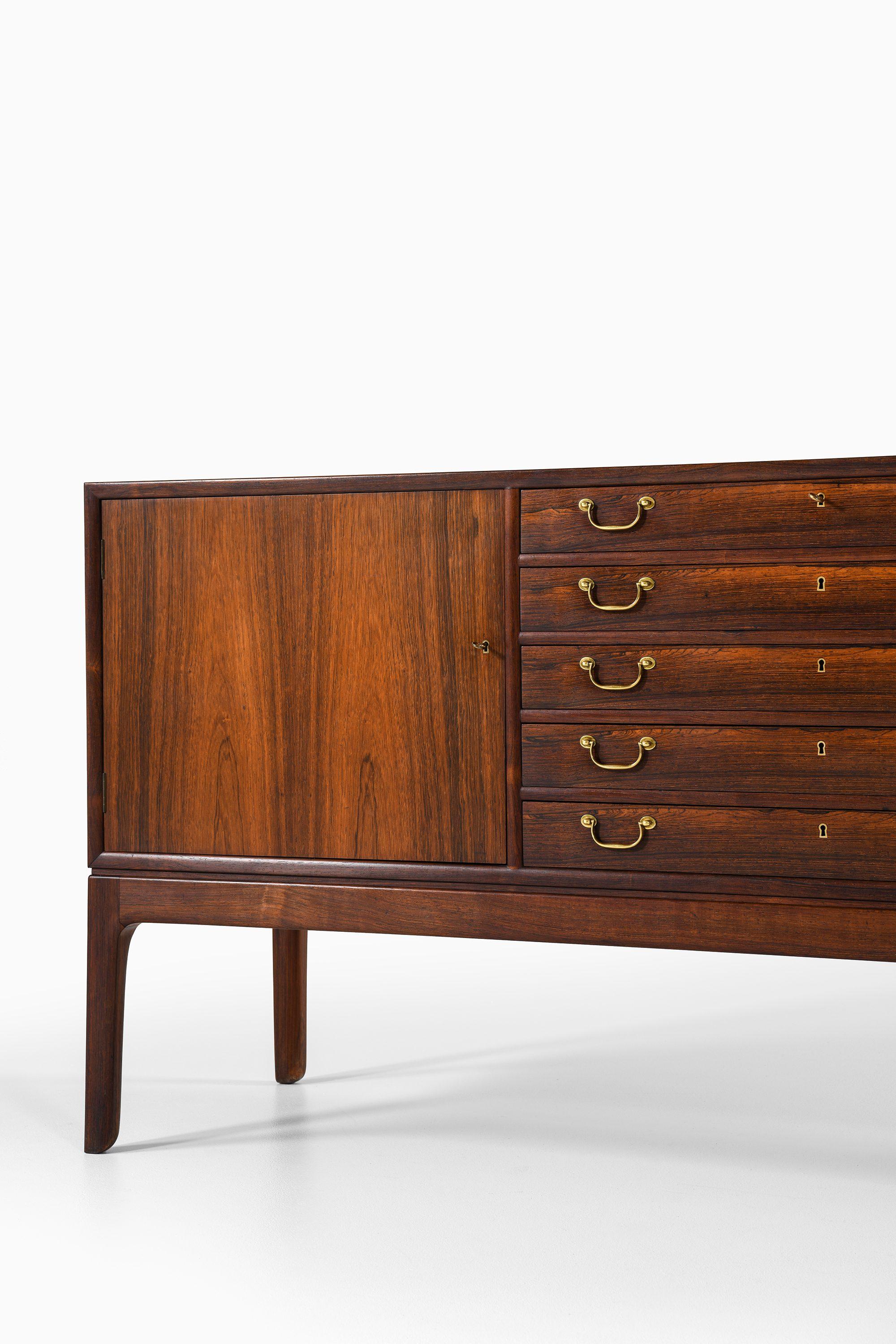 Sideboard in Rosewood and brass by Ole Wanscher In Good Condition For Sale In Limhamn, Skåne län