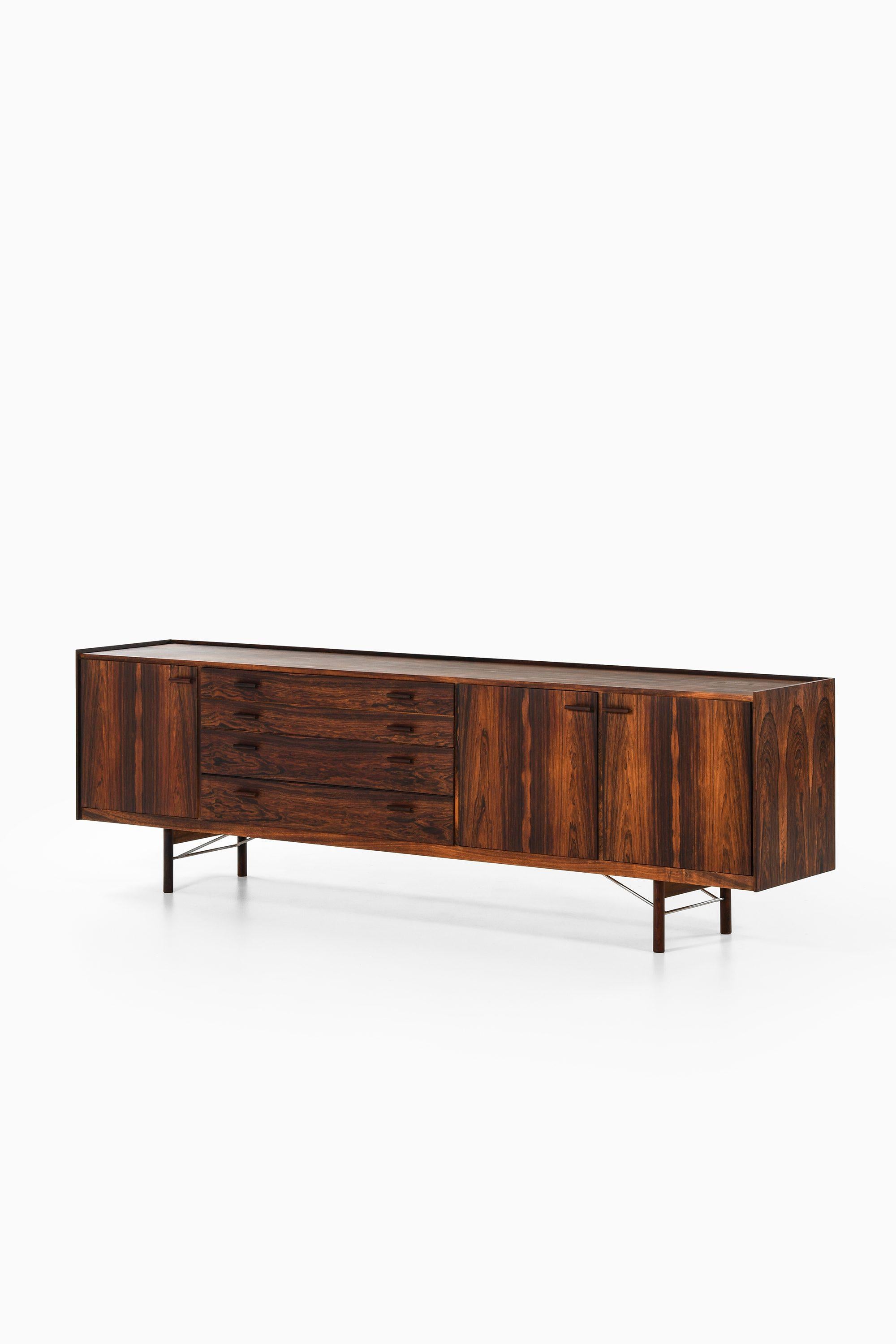 Sideboard in Rosewood and Steel by Ib Kofod-Larsen, 1960s

Additional Information:
Material: Rosewood, steel
Style: midcentury, Scandinavian
Produced by Brande Møbelfabrik in Denmark
Dimensions (W x D x H): 258 x 50 x 79.5 cm
Condition: Good