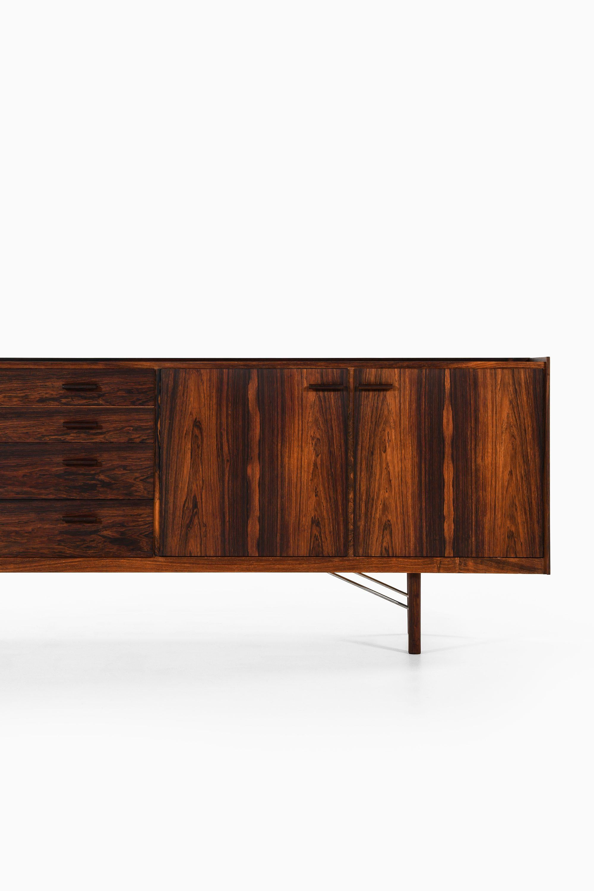 Sideboard in Rosewood and Steel by Ib Kofod-Larsen, 1960s In Good Condition For Sale In Limhamn, Skåne län