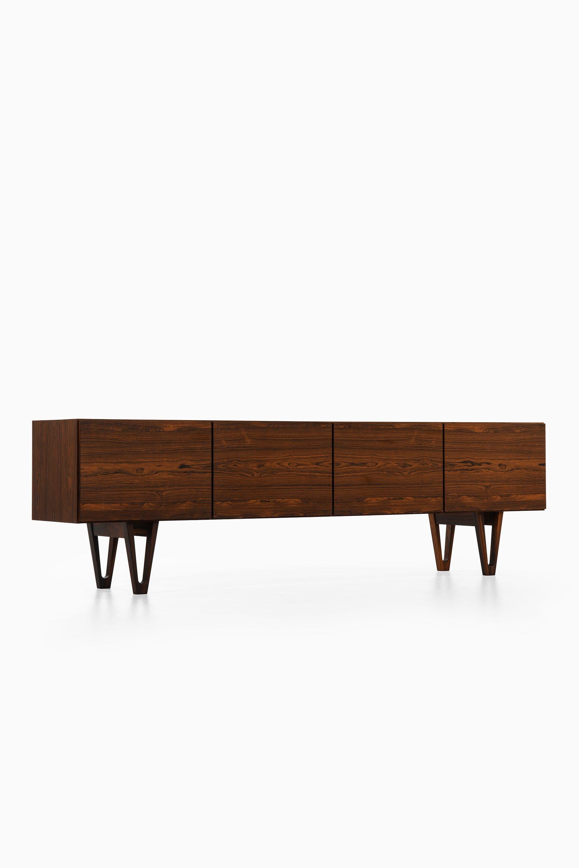 Credenza in palissandro di Ib Kofod-Larsen, 1958

Informazioni aggiuntive:
Materiale: Palissandro
Stile: Metà secolo, Scandinavo
Rara credenza modello 'Trol'
Prodotto da Seffle möbelfabrik in Svezia
Dimensioni (L. x P. x H.): 244 x 47 x 72 cm
