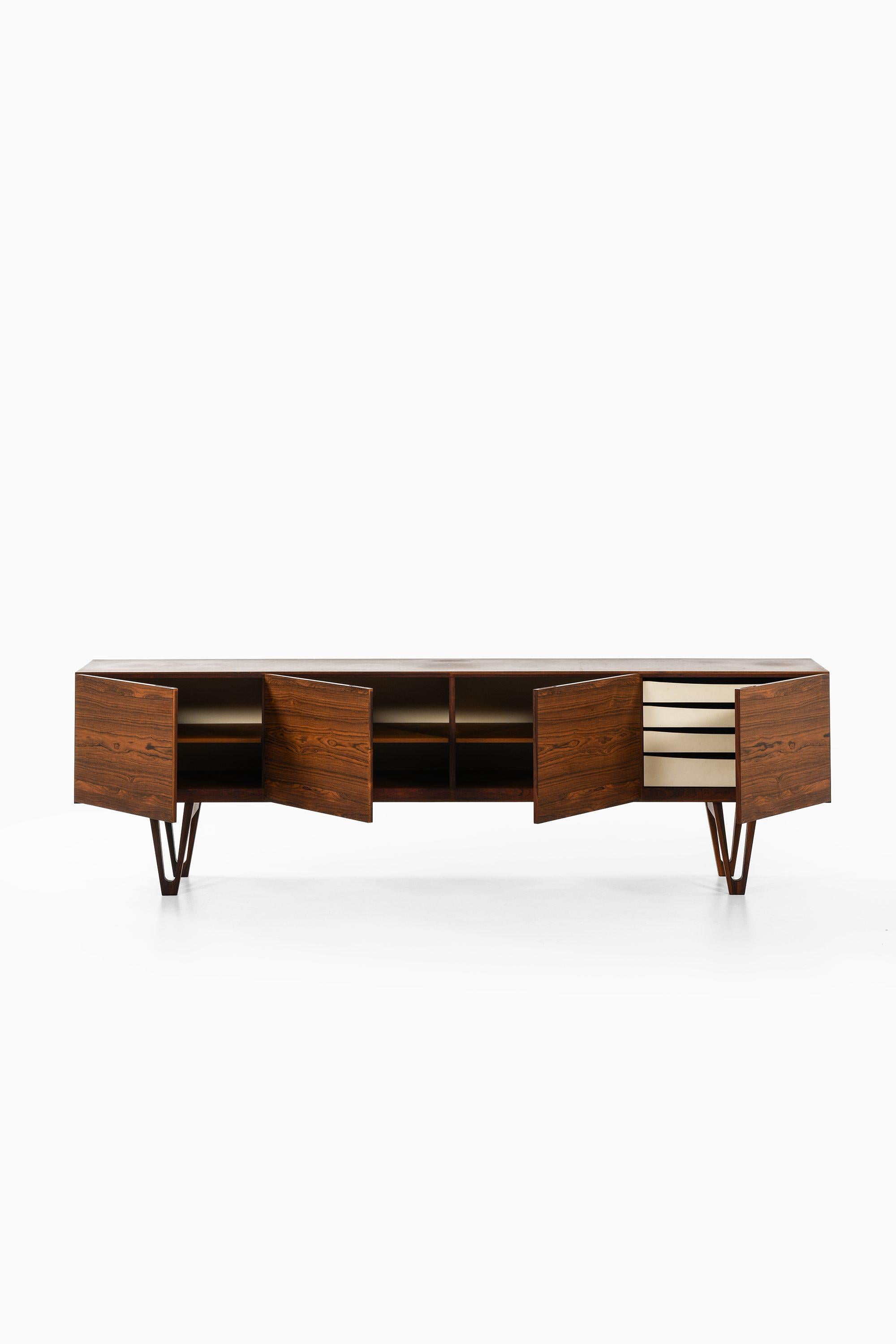 Scandinavo moderno Credenza in palissandro di Ib Kofod-Larsen, 1958 in vendita