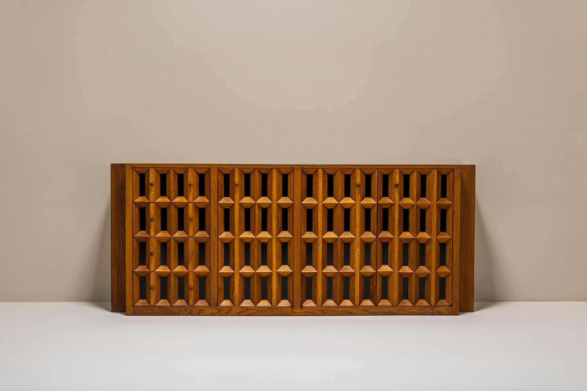 A high degree of elegance and refinement are words that immediately come to mind when gazing upon this sideboard. It is a masterpiece of craftsmanship that was made in the Brescian workshop of Giuseppe Rivadossi in the mid-1970s.

Design
The facade