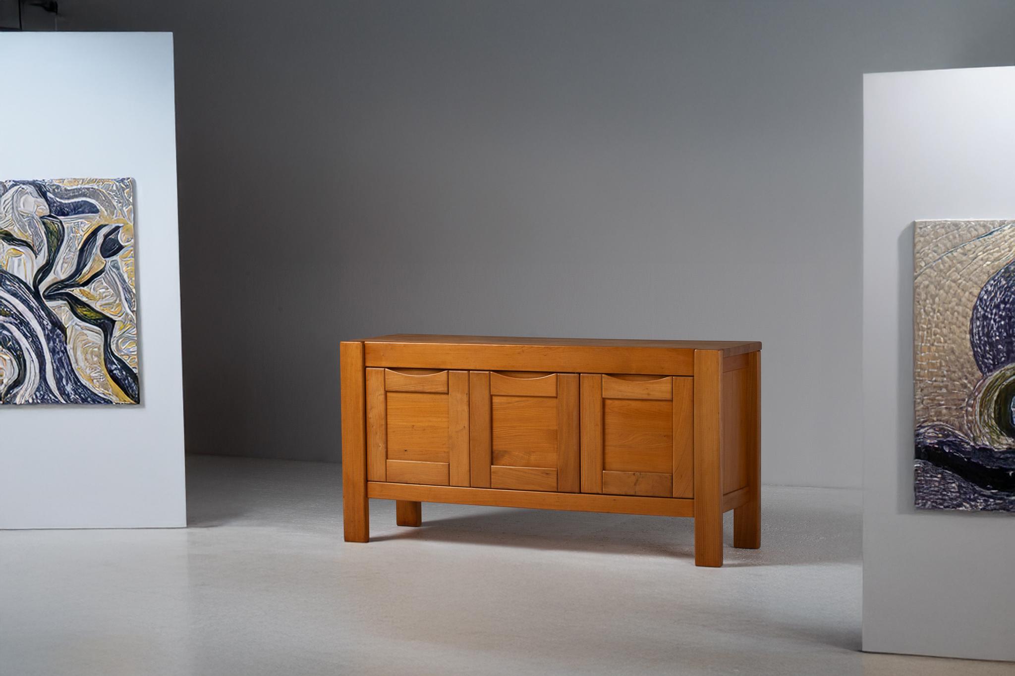 Buffet en orme massif de la Maison Regain, France, 1970 en vente 2