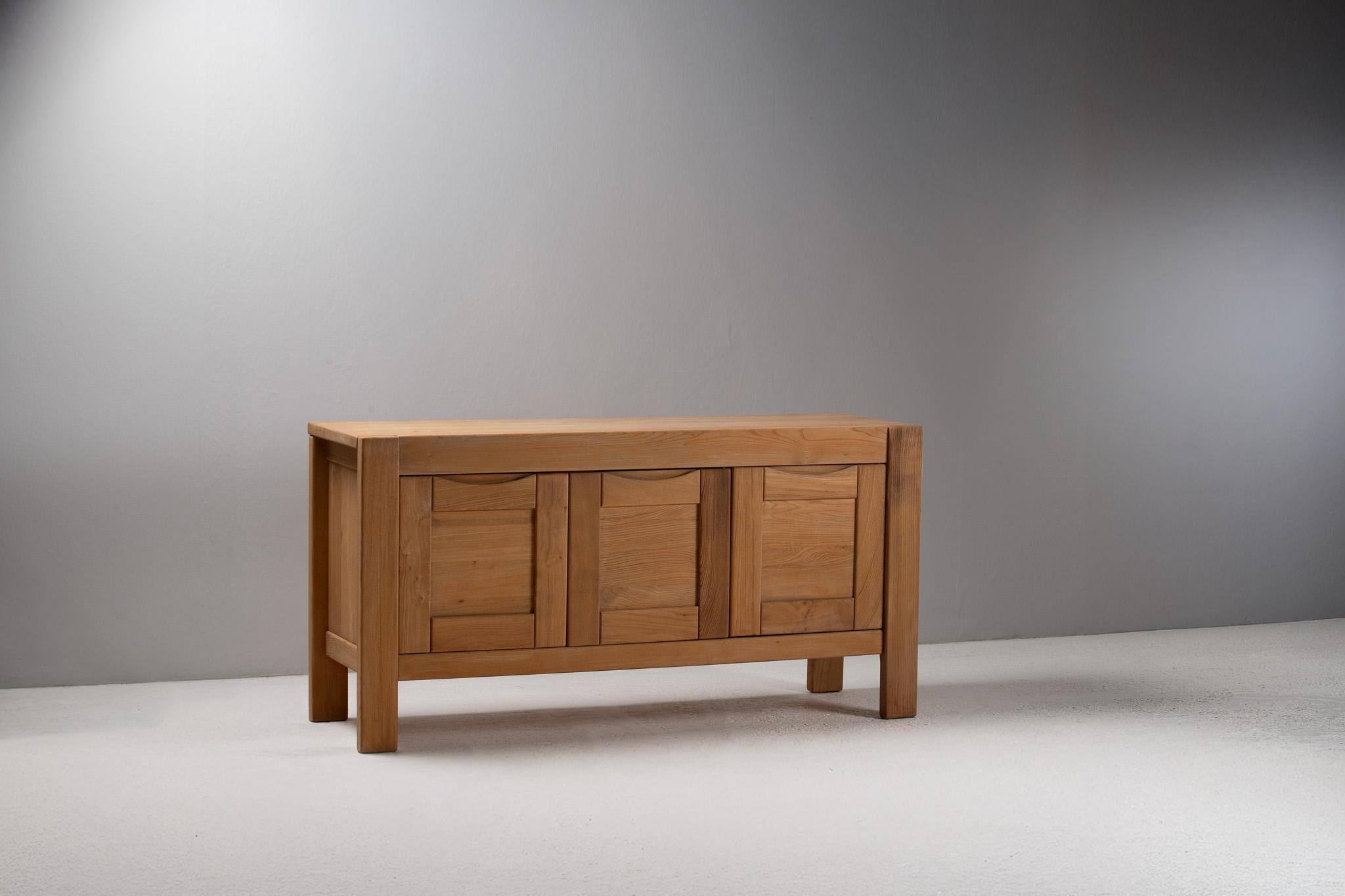 Questa credenza di Maison Regain è uno studio di moderazione e proporzione e si presenta come un'architettura tranquilla: la sua massa è risolta attraverso la chiarezza delle linee, dei materiali e degli intenti. La composizione si sviluppa in