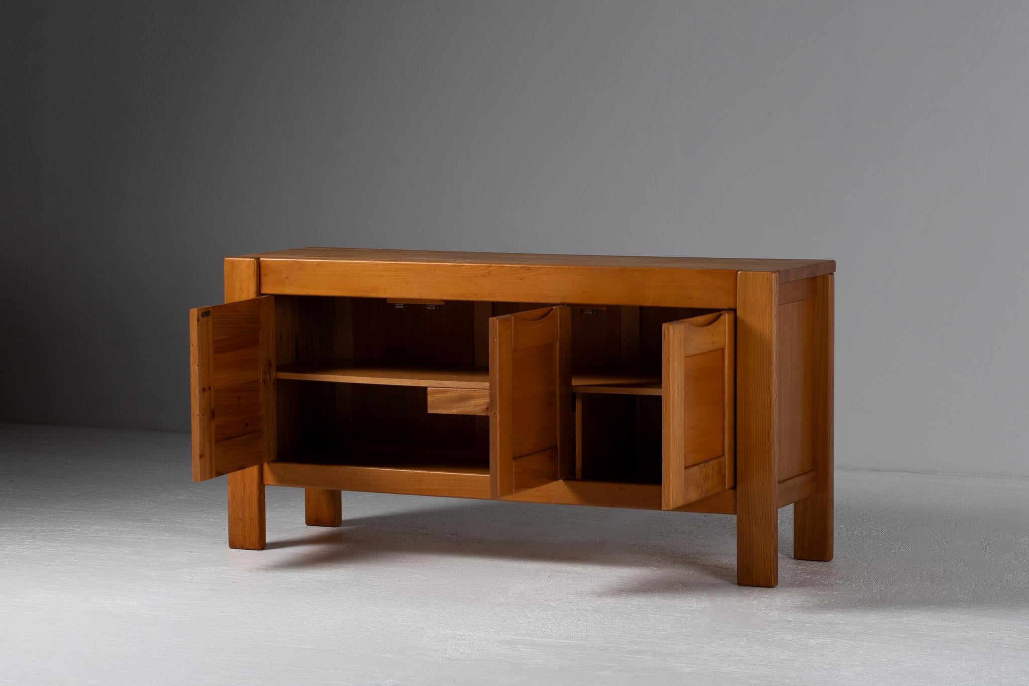Mid-Century Modern Buffet en orme massif de la Maison Regain, France, 1970 en vente