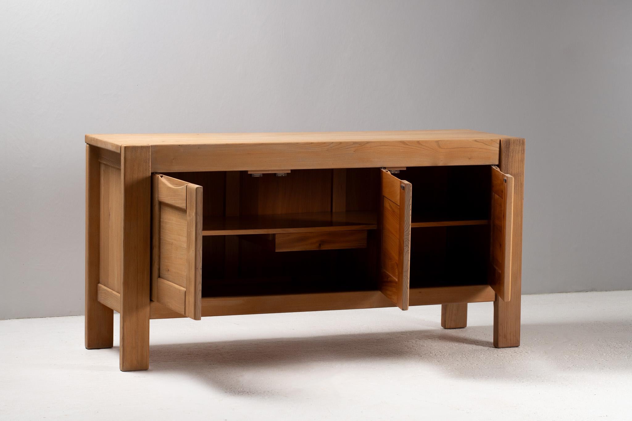 Mid-Century moderno Credenza in olmo massiccio di Maison Regain, Francia, anni '70 in vendita