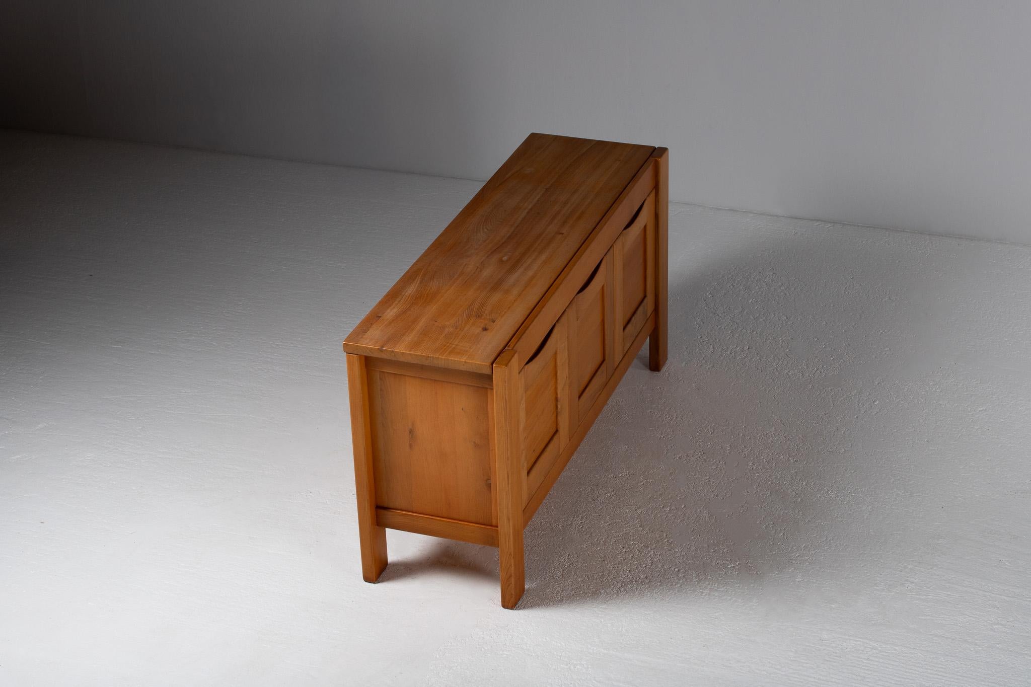 Buffet en orme massif de la Maison Regain, France, 1970 en vente 1
