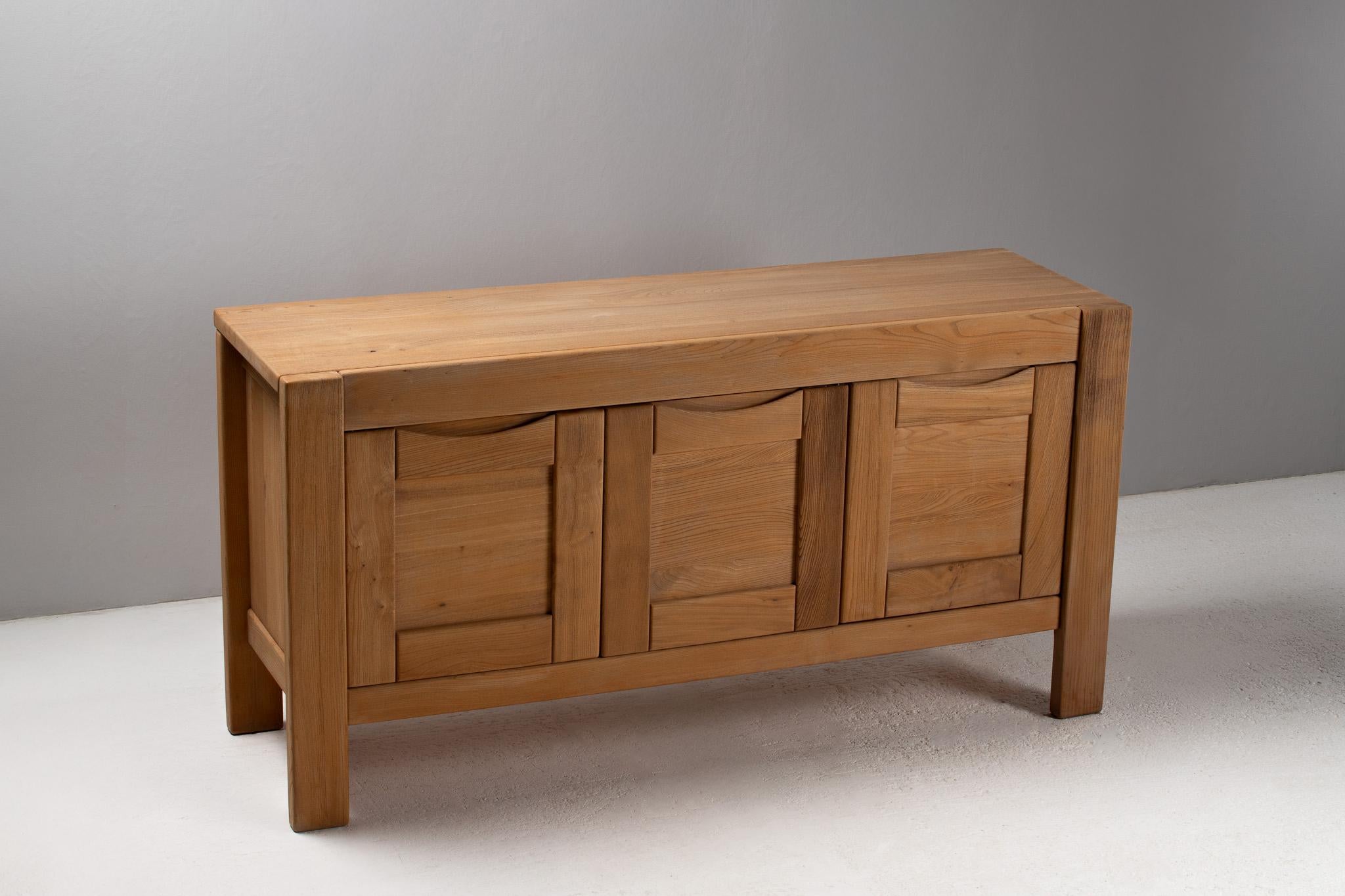 Credenza in olmo massiccio di Maison Regain, Francia, anni '70 in vendita 1