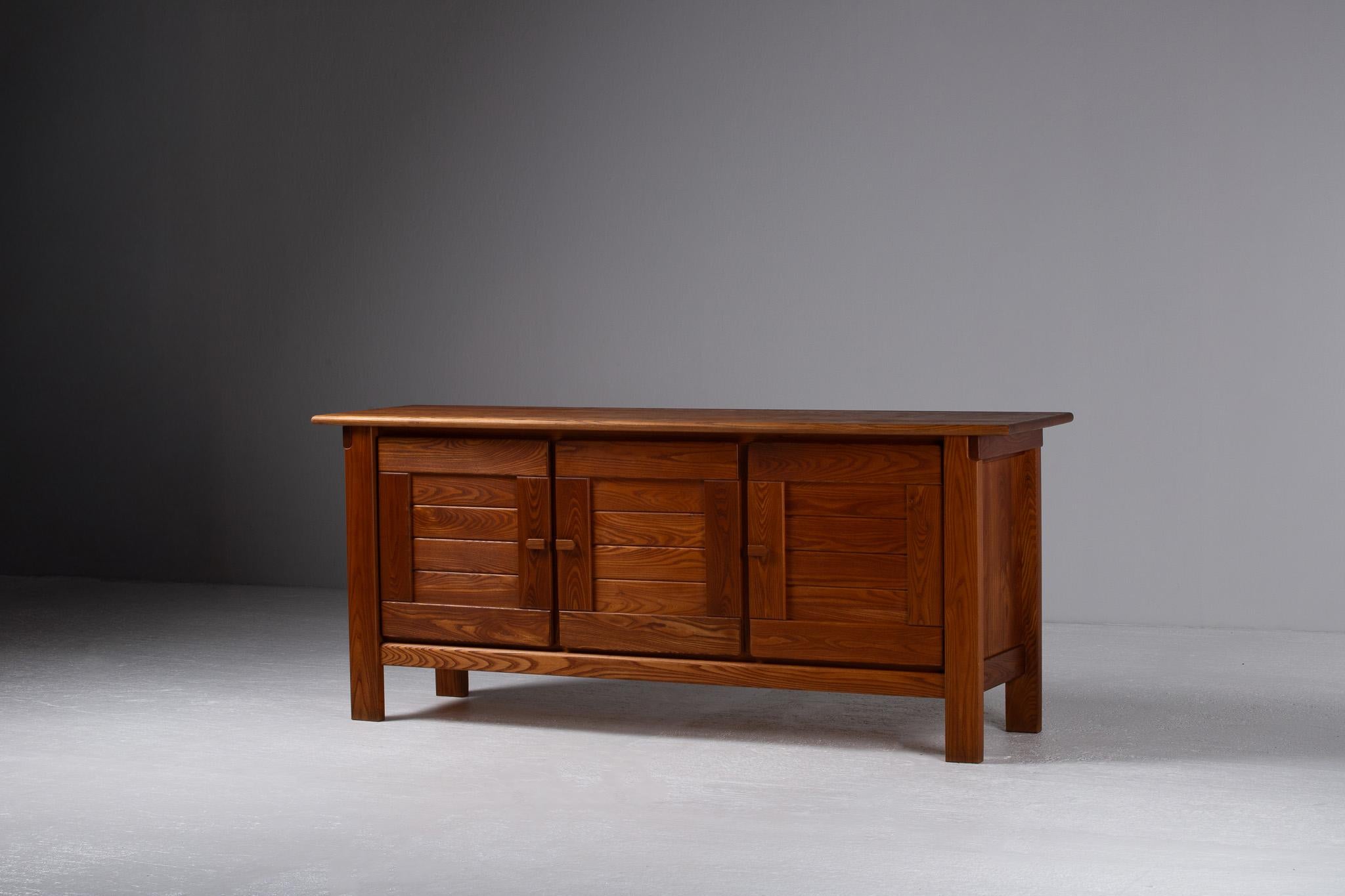Mid-Century Modern Buffet en orme massif, Maison Regain, France, 1970 en vente