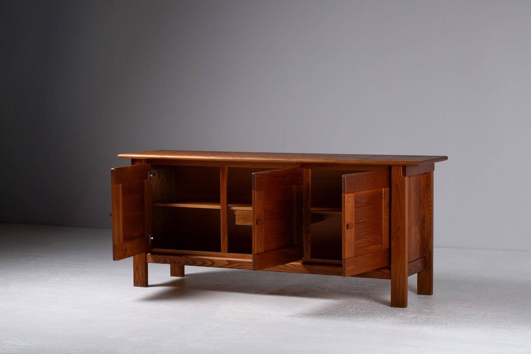 20ième siècle Buffet en orme massif, Maison Regain, France, 1970 en vente