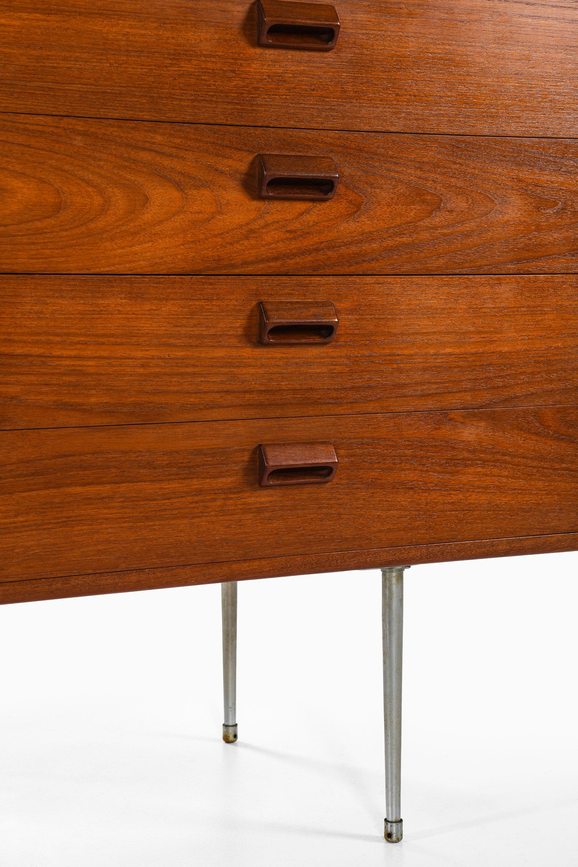 Sideboard aus Stahl und  Teakholz von Børge Mogensen, 1950er Jahre im Zustand „Gut“ im Angebot in Limhamn, Skåne län