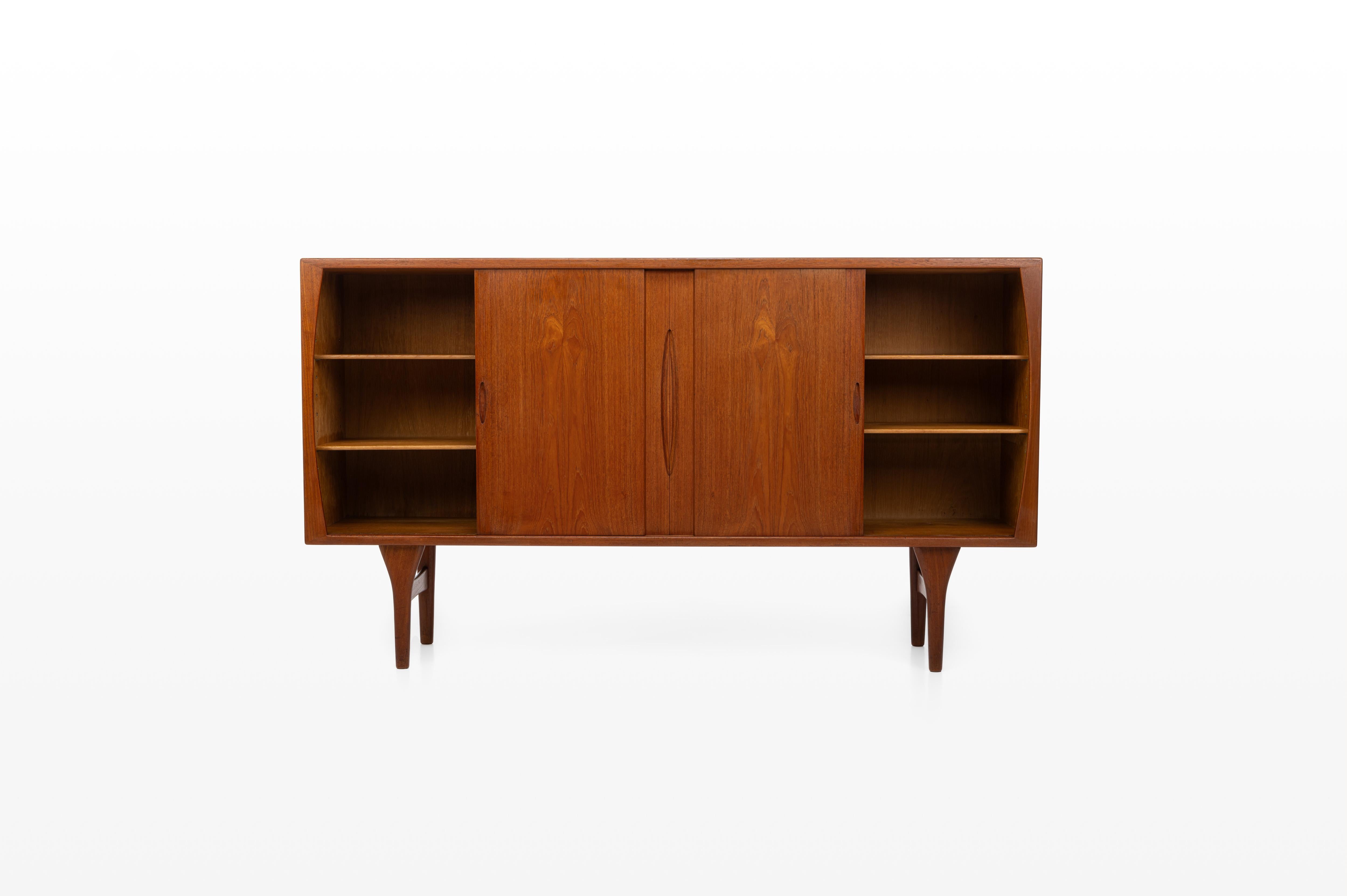 Magnifique buffet conçu par Henning Kjærnulf pour Bruno Hansen. Il a été produit dans les années 1960 au Danemark. Ce buffet est fini en teck à l'extérieur et en chêne à l'intérieur, ce qui lui confère une très grande qualité. Marqué par le