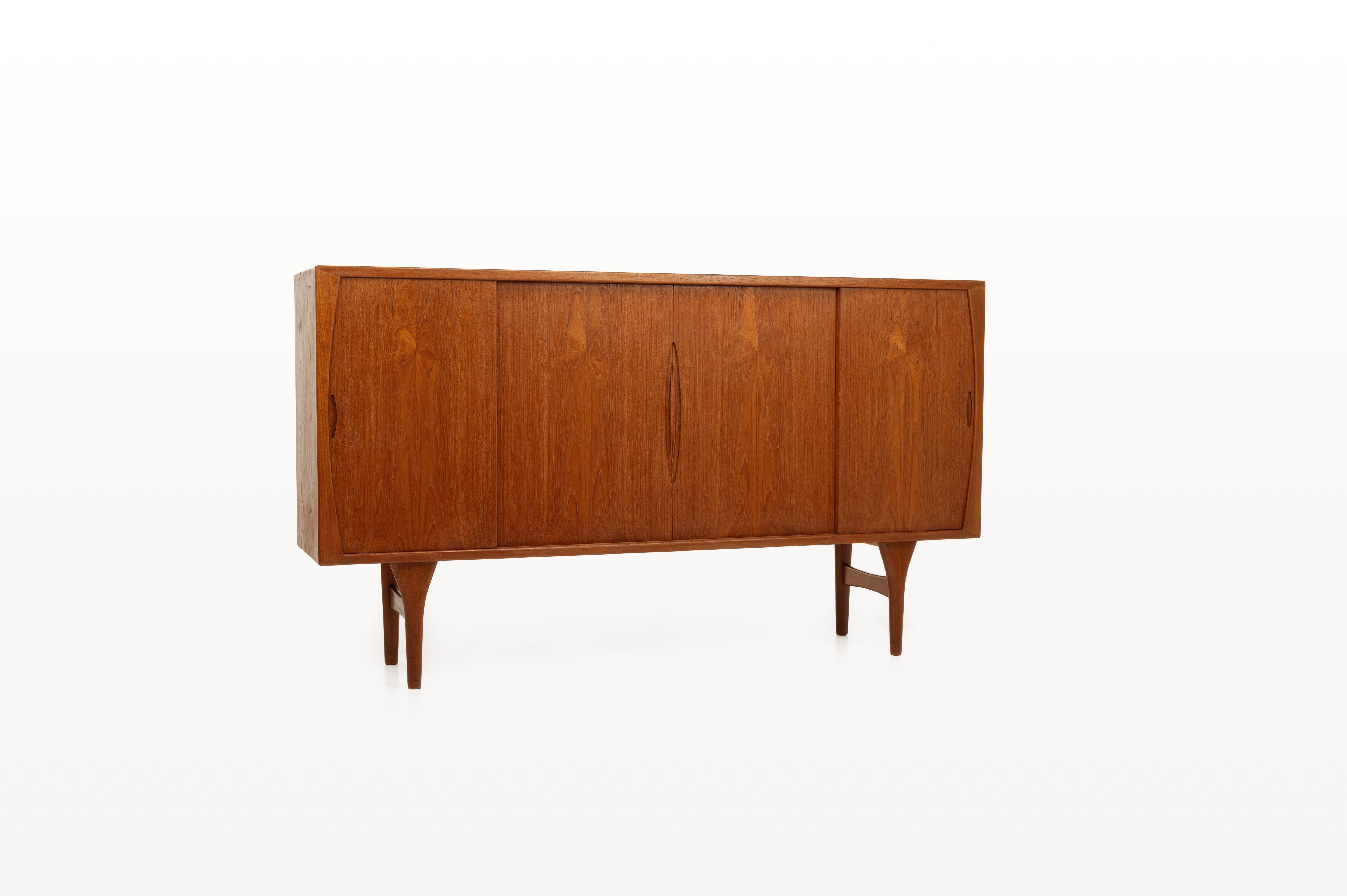 Danois Buffet en teck et chêne de Henning Kjaernulf pour Bruno Hansen, années 1960 en vente