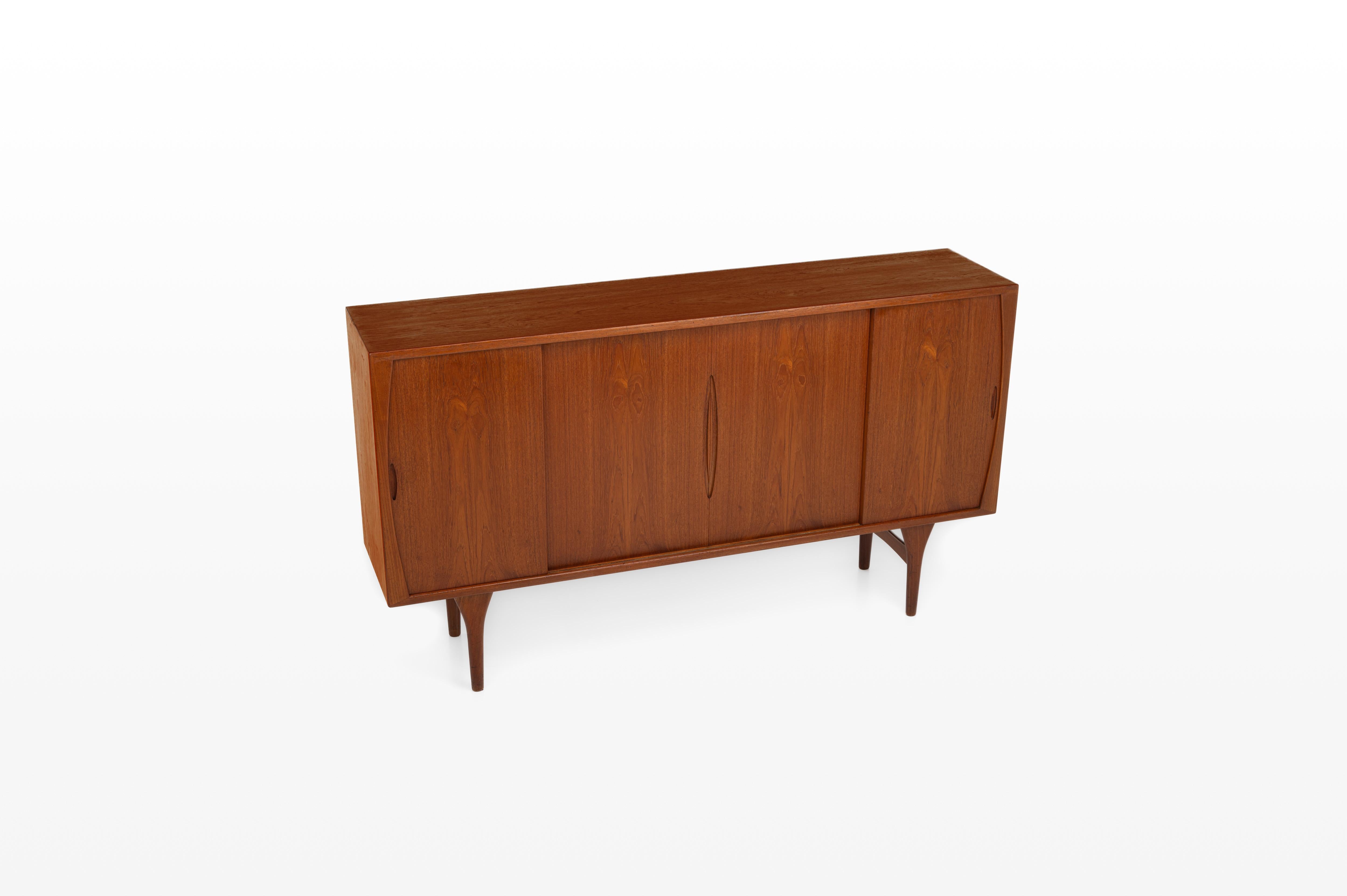 Buffet en teck et chêne de Henning Kjaernulf pour Bruno Hansen, années 1960 Bon état - En vente à Ranst, VAN