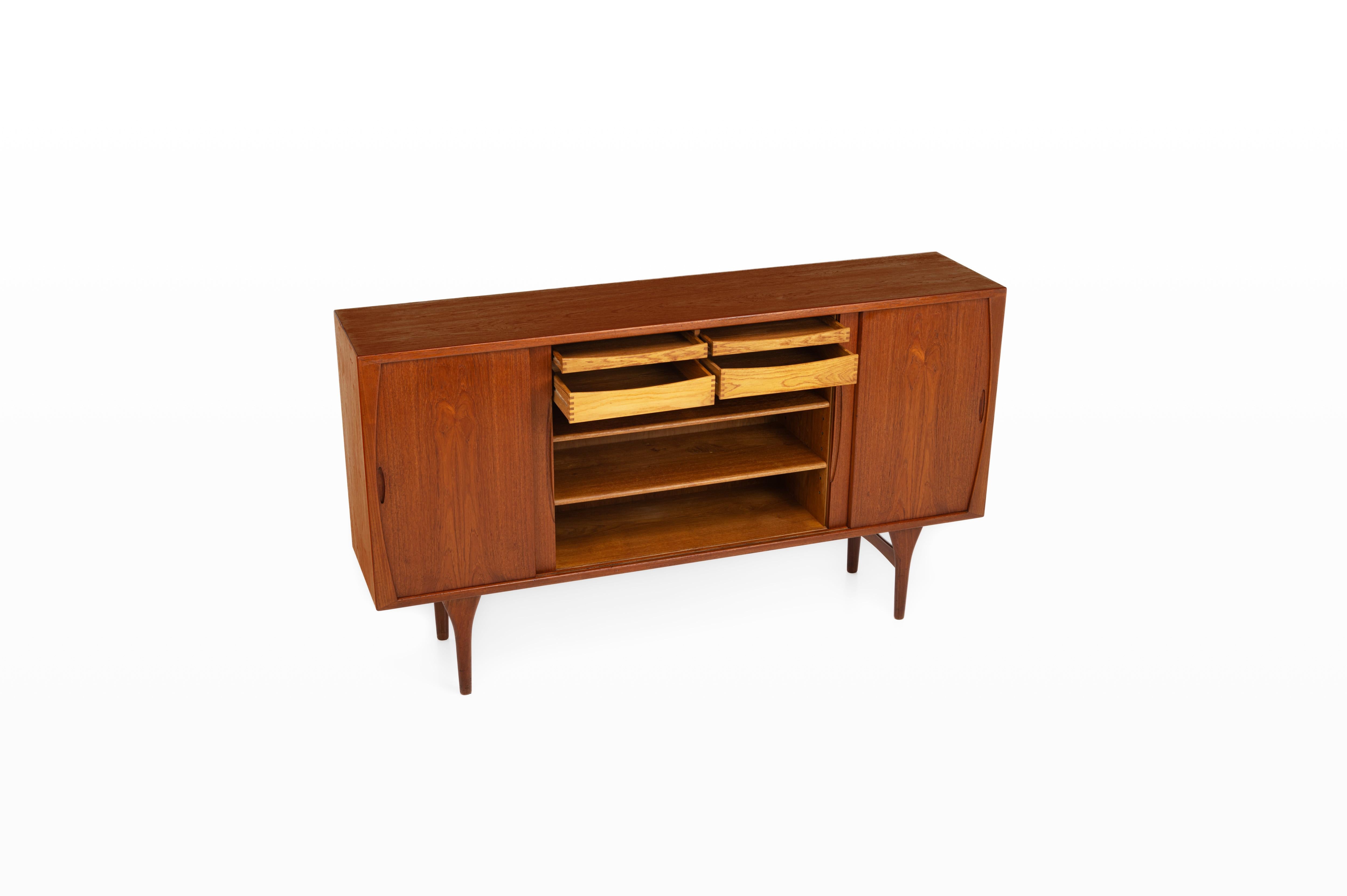 20ième siècle Buffet en teck et chêne de Henning Kjaernulf pour Bruno Hansen, années 1960 en vente