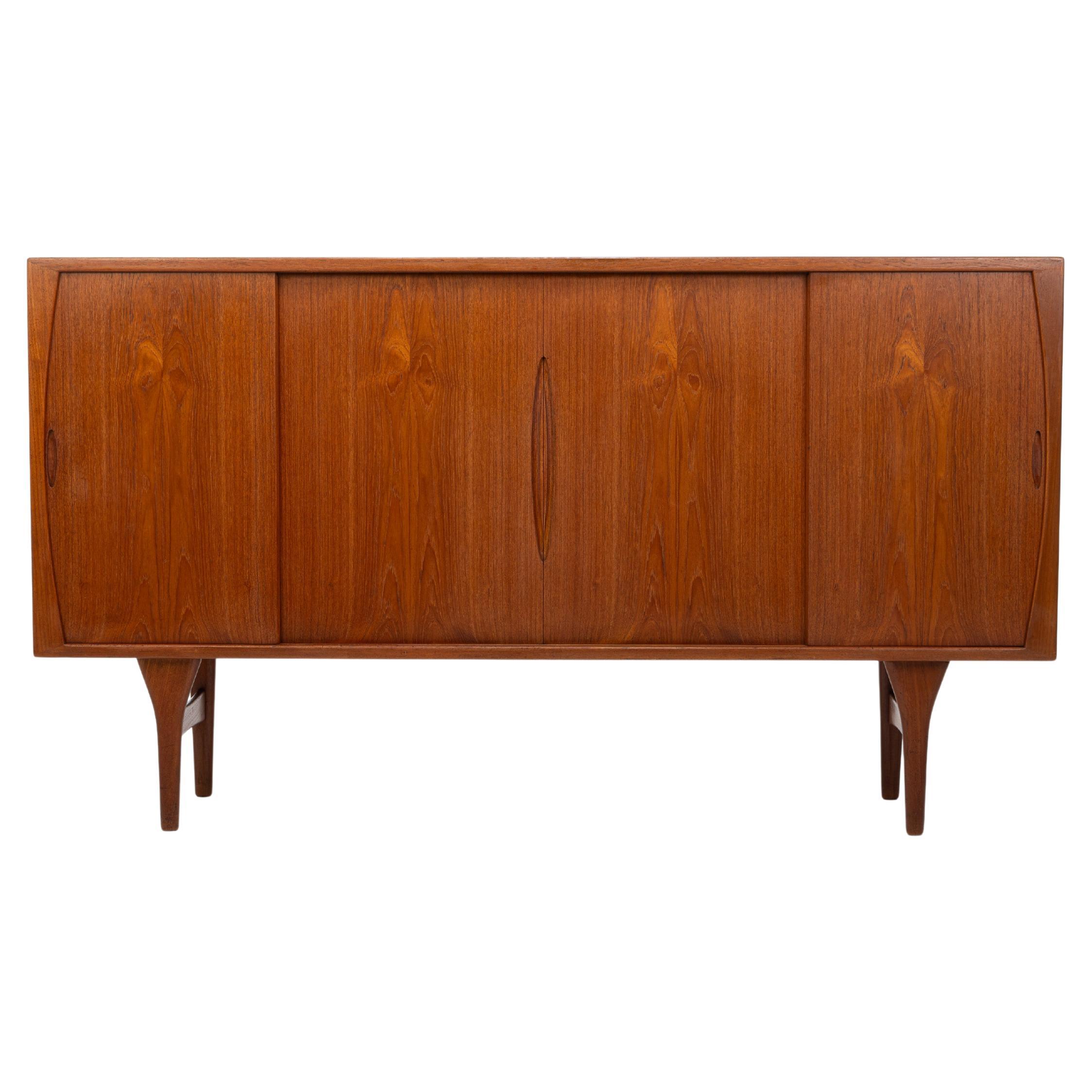 Buffet en teck et chêne de Henning Kjaernulf pour Bruno Hansen, années 1960 en vente