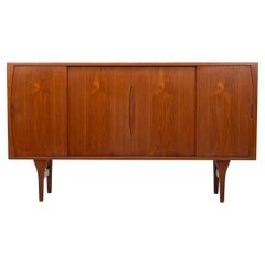 Buffet en teck et chêne de Henning Kjaernulf pour Bruno Hansen, années 1960