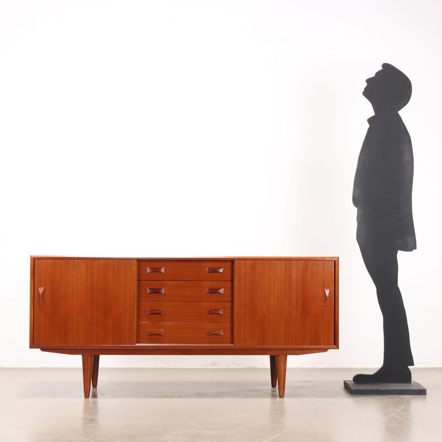 Sideboard ad ante scorrevoli e cassetti a vista in legno impiallacciato teak. Completamente restaurato.