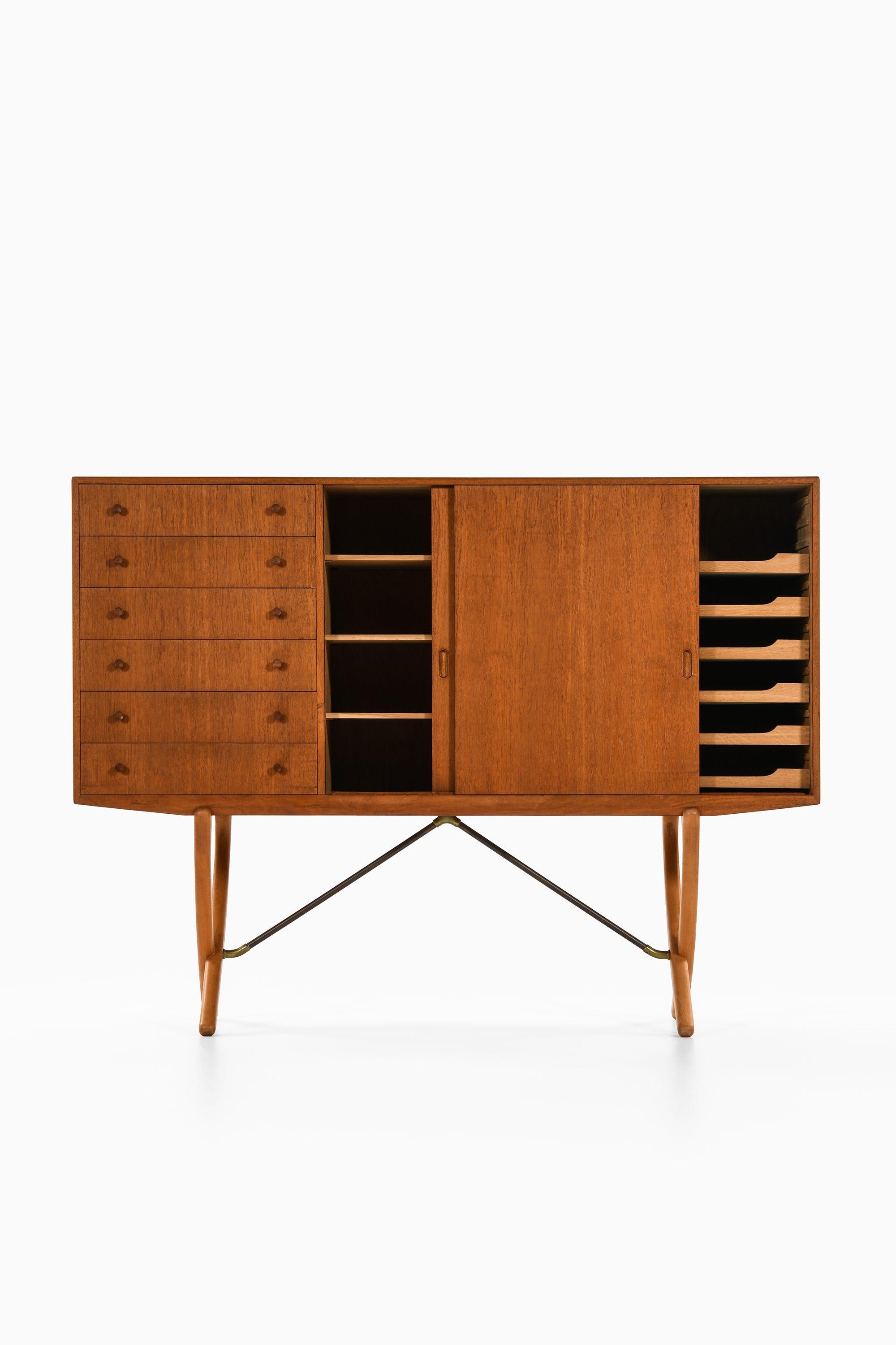 Sideboard in Teak, Beech and Brass by Hans Wegner, 1950's (Dänisch) im Angebot