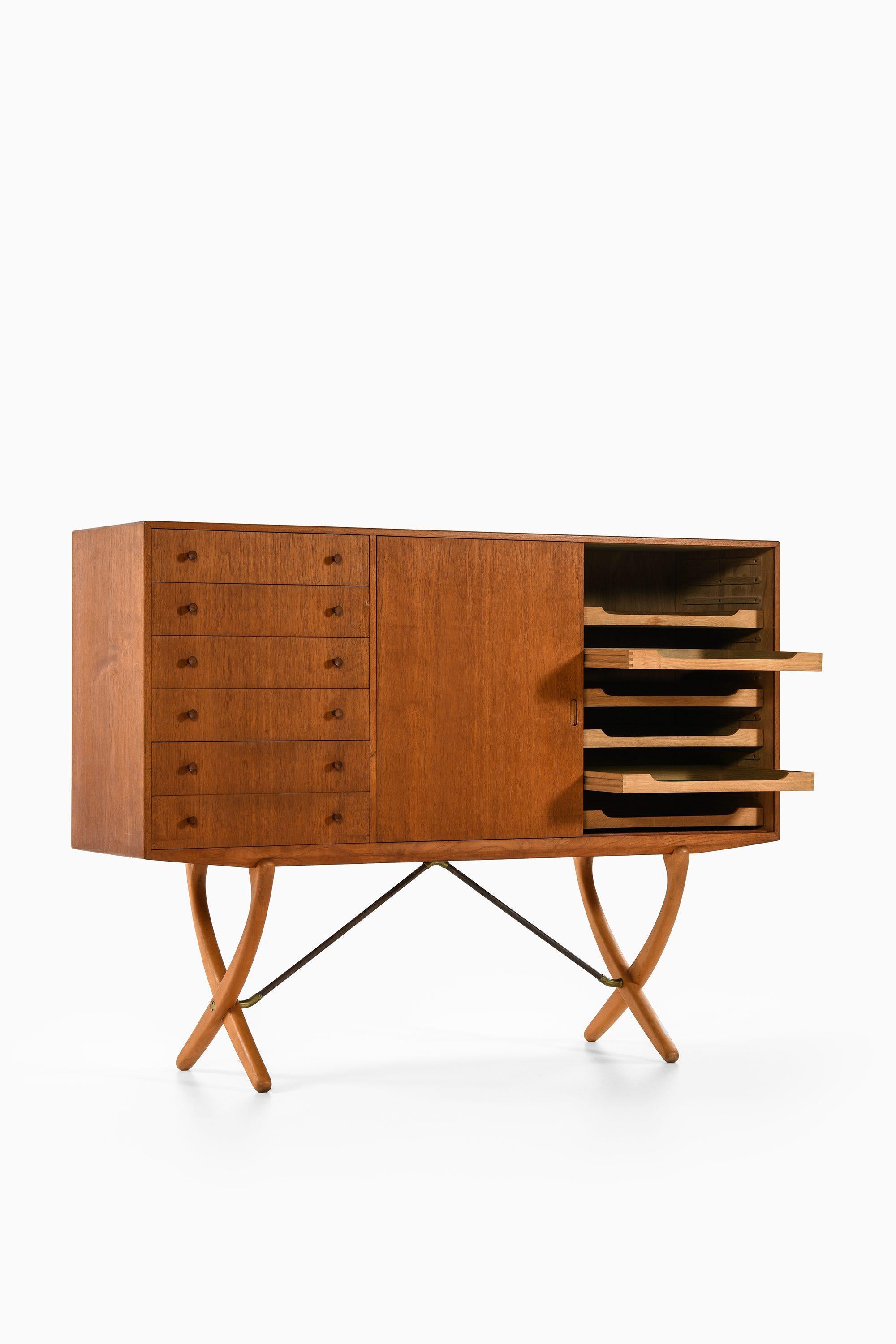 Sideboard in Teak, Beech and Brass by Hans Wegner, 1950's im Zustand „Gut“ im Angebot in Limhamn, Skåne län