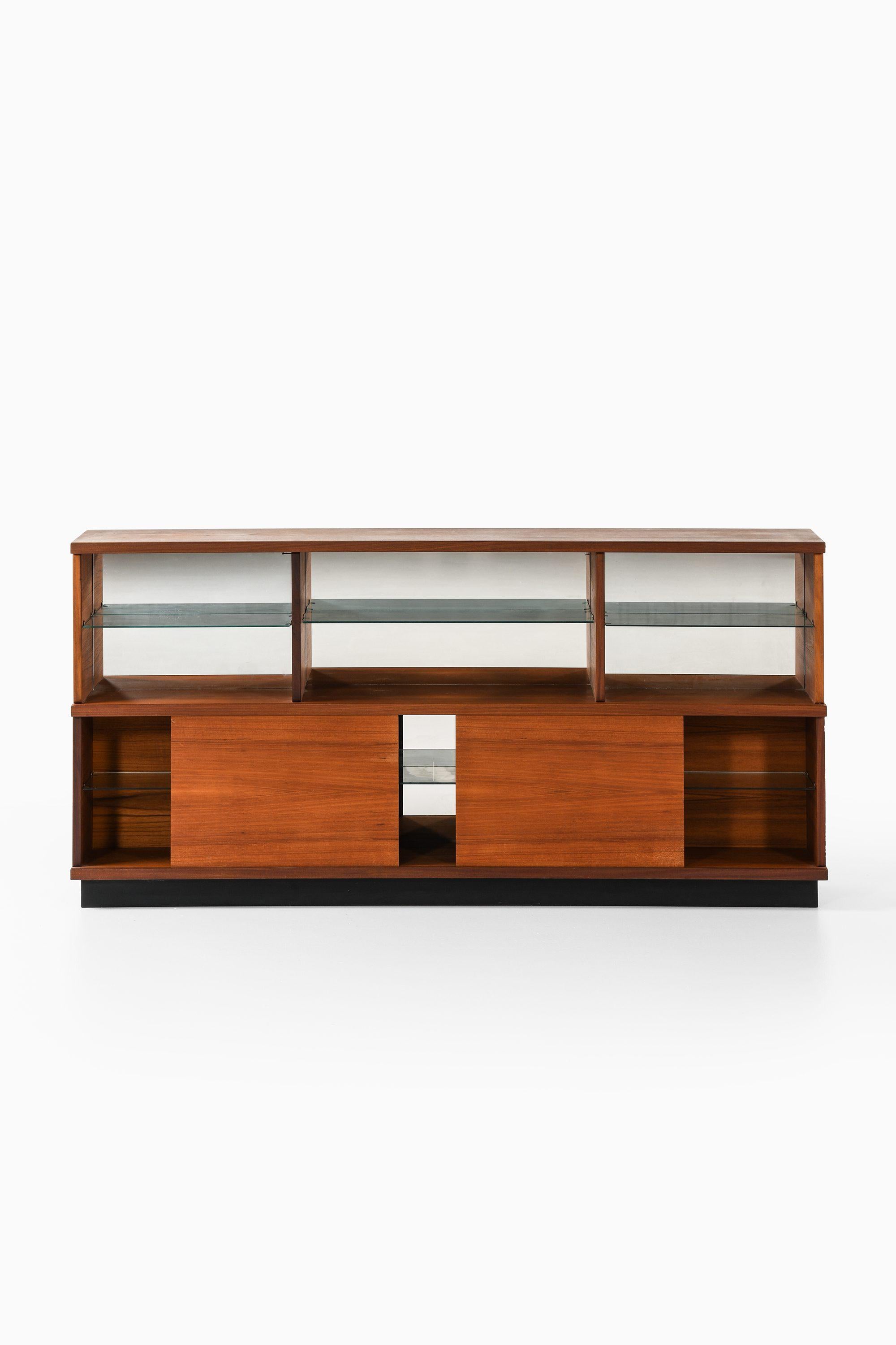 Credenza in teak, laccato nero, vetro a specchio e vetro di Ilmari Tapiovaara, 1957-1958

Informazioni aggiuntive:
Materiale: Teak, laccato nero, vetro specchiato e vetro
Stile: Metà secolo, Scandinavo
Rarissima credenza modello Cantu
Prodotto da