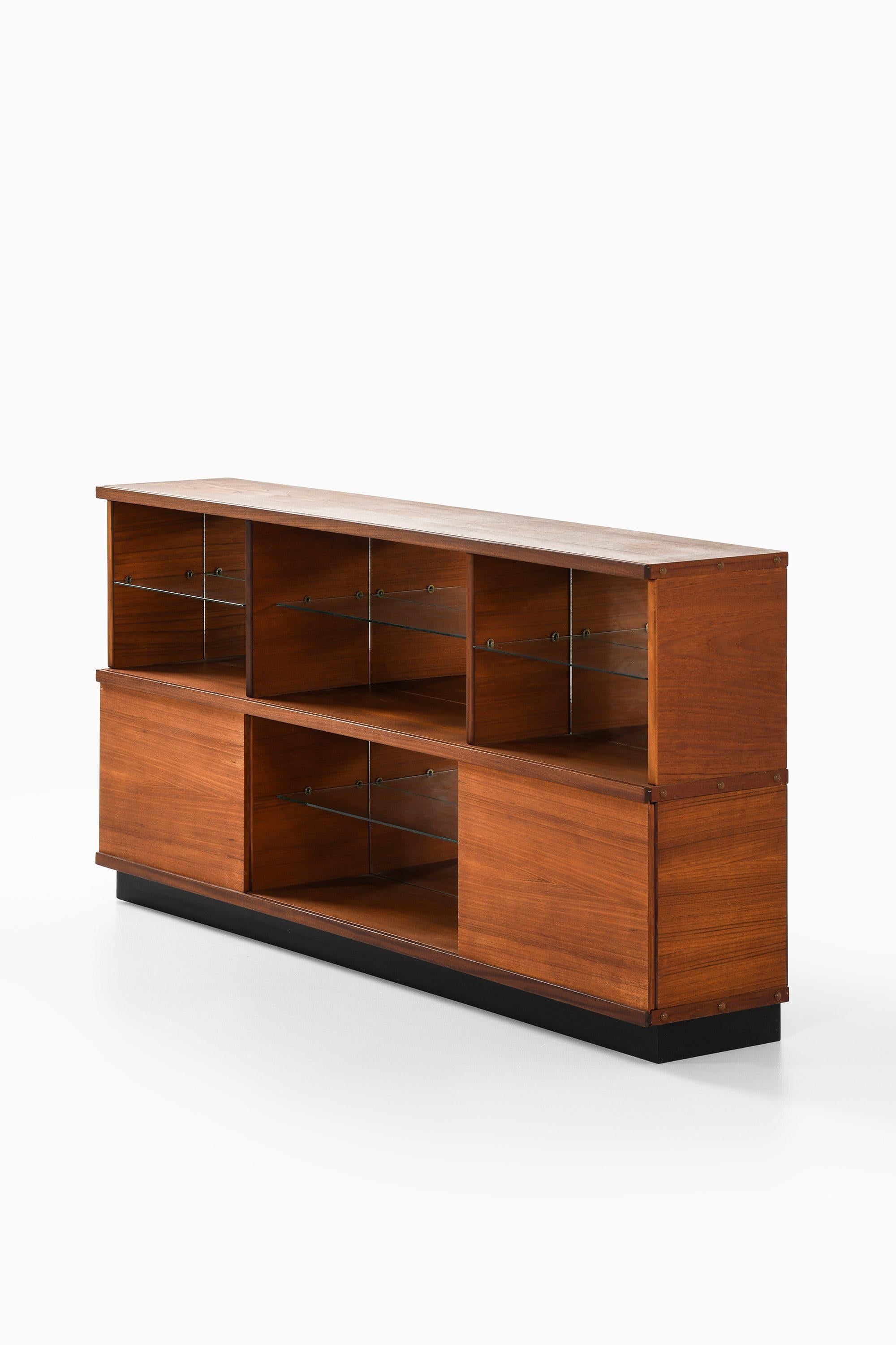 Mid-Century moderno Credenza in teak, laccato nero, vetro a specchio e vetro, 1957-1958 in vendita