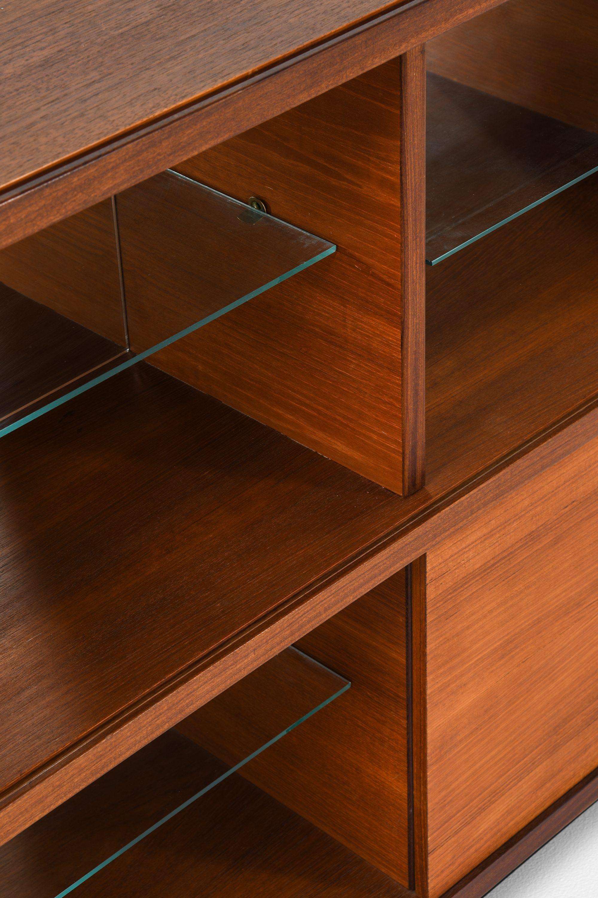 Finlandese Credenza in teak, laccato nero, vetro a specchio e vetro, 1957-1958 in vendita