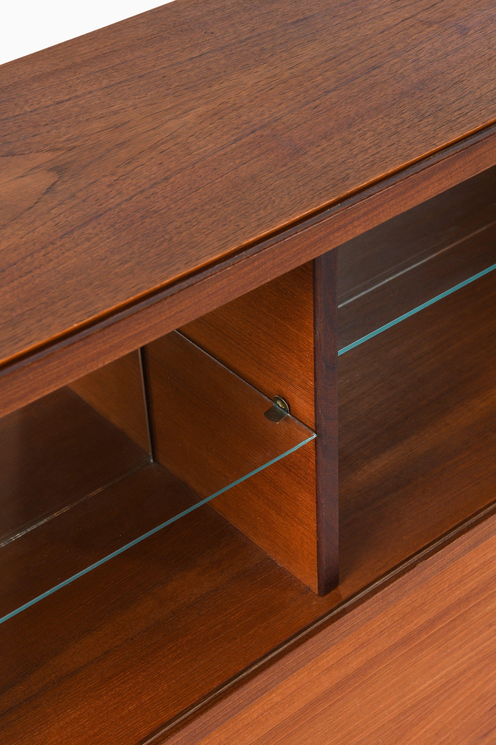 Laccato Credenza in teak, laccato nero, vetro a specchio e vetro, 1957-1958 in vendita