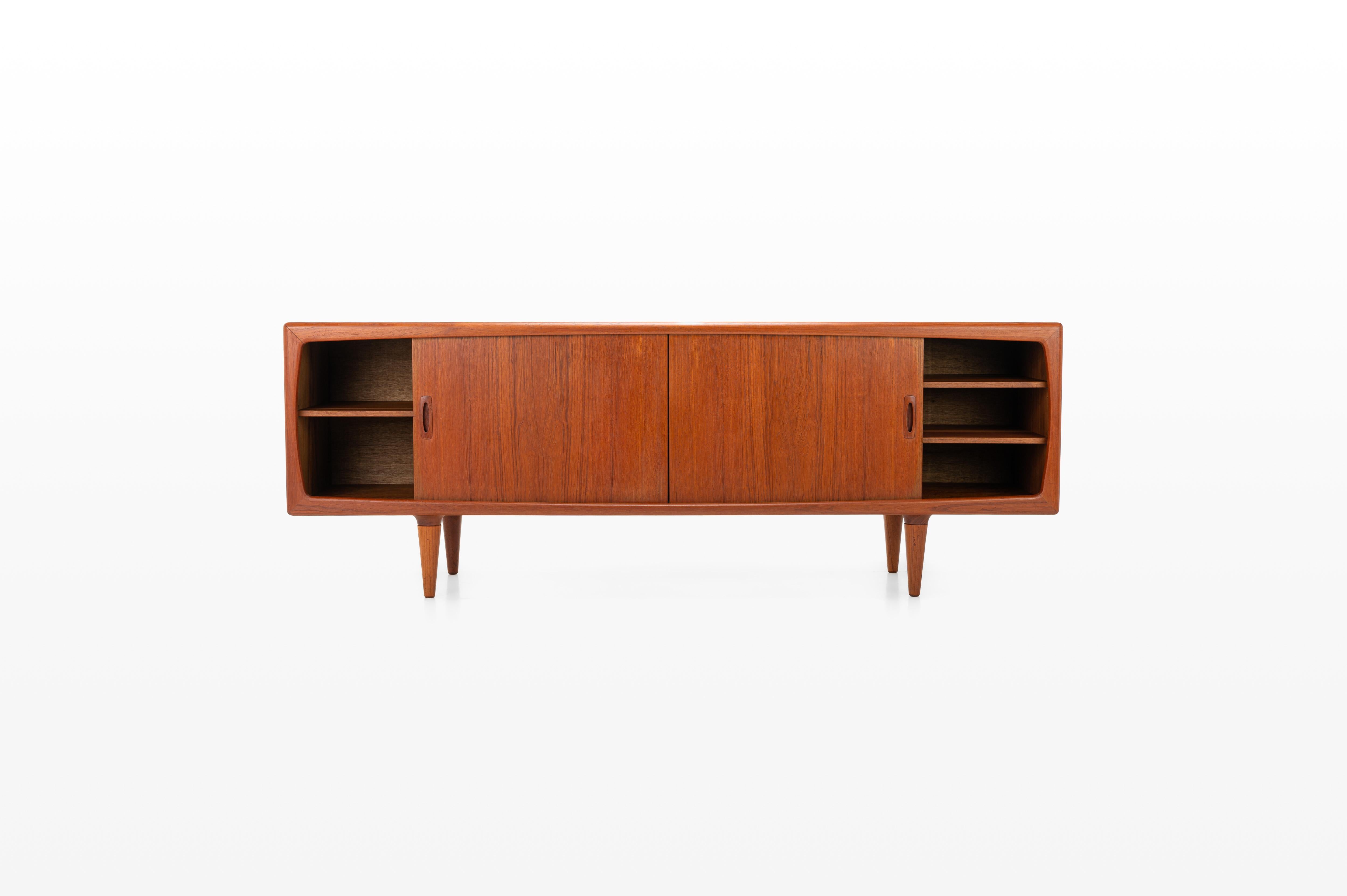 Questa magnifica credenza è prodotta da H. A. Hansen in Danimarca negli anni '60. Ci sono due ante scorrevoli, quattro cassetti e ripiani. La credenza è rifinita in teak ed è in ottime condizioni. Marcato dal produttore.

Dimensioni:
L: 220 cm
D: 50