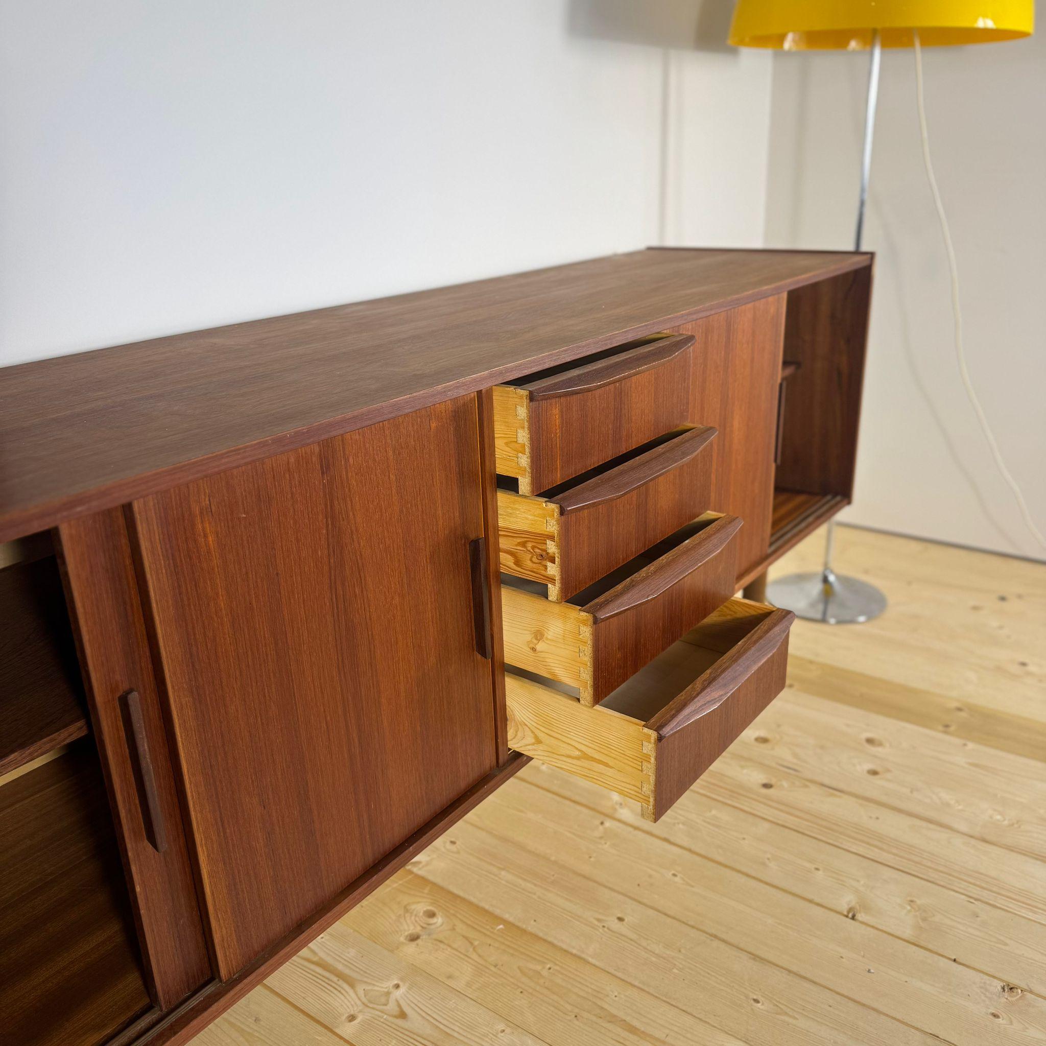Mid-Century Modern Sideboard in teak con ante scorrevoli e cassetti – Mid-Century For Sale